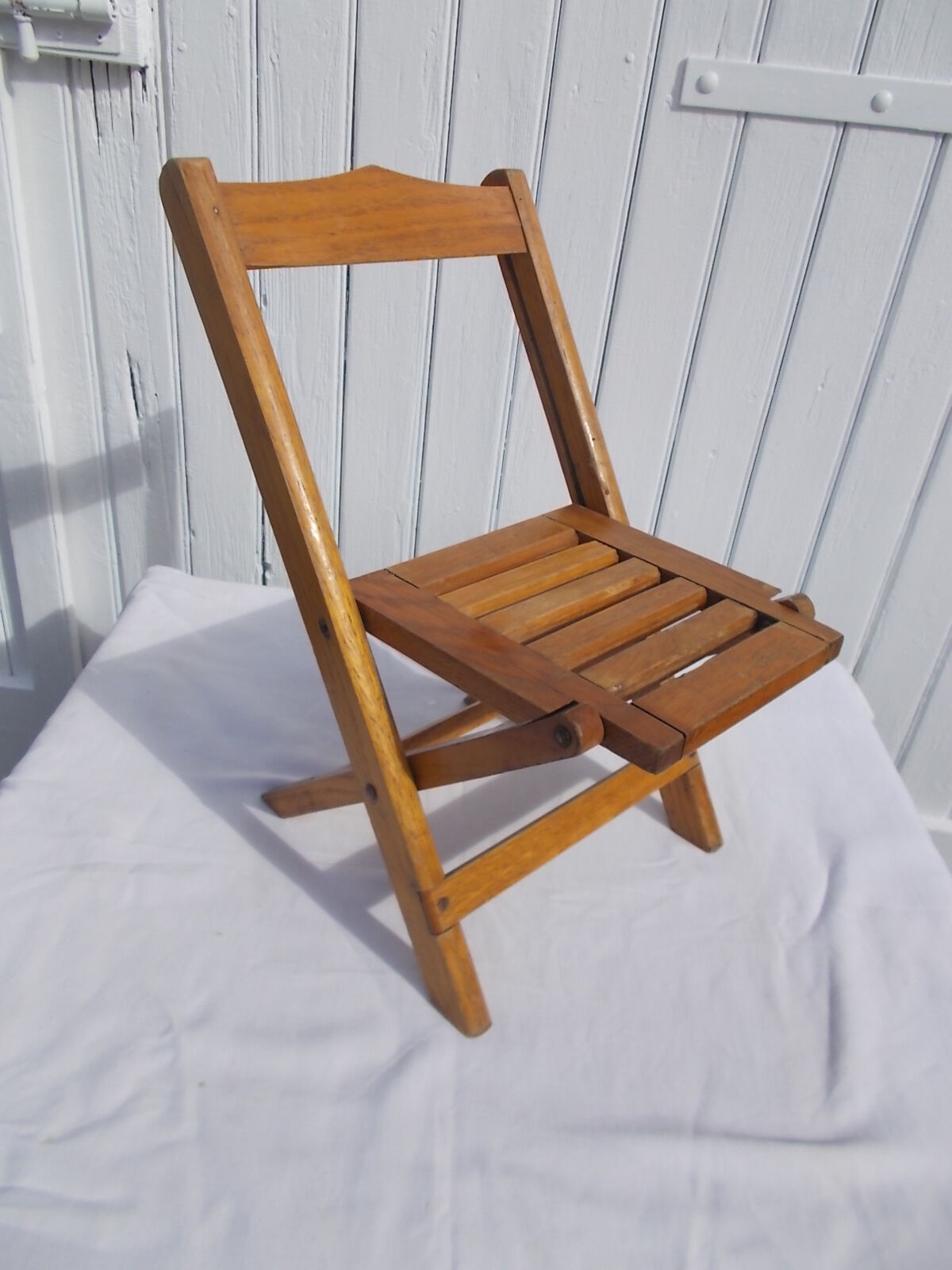 Foldable wooden chair for children