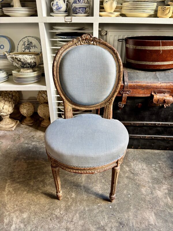 Chaise à dossier médaillon en bois réchampi et coton bleu