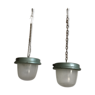 Set of 2 undue hanging