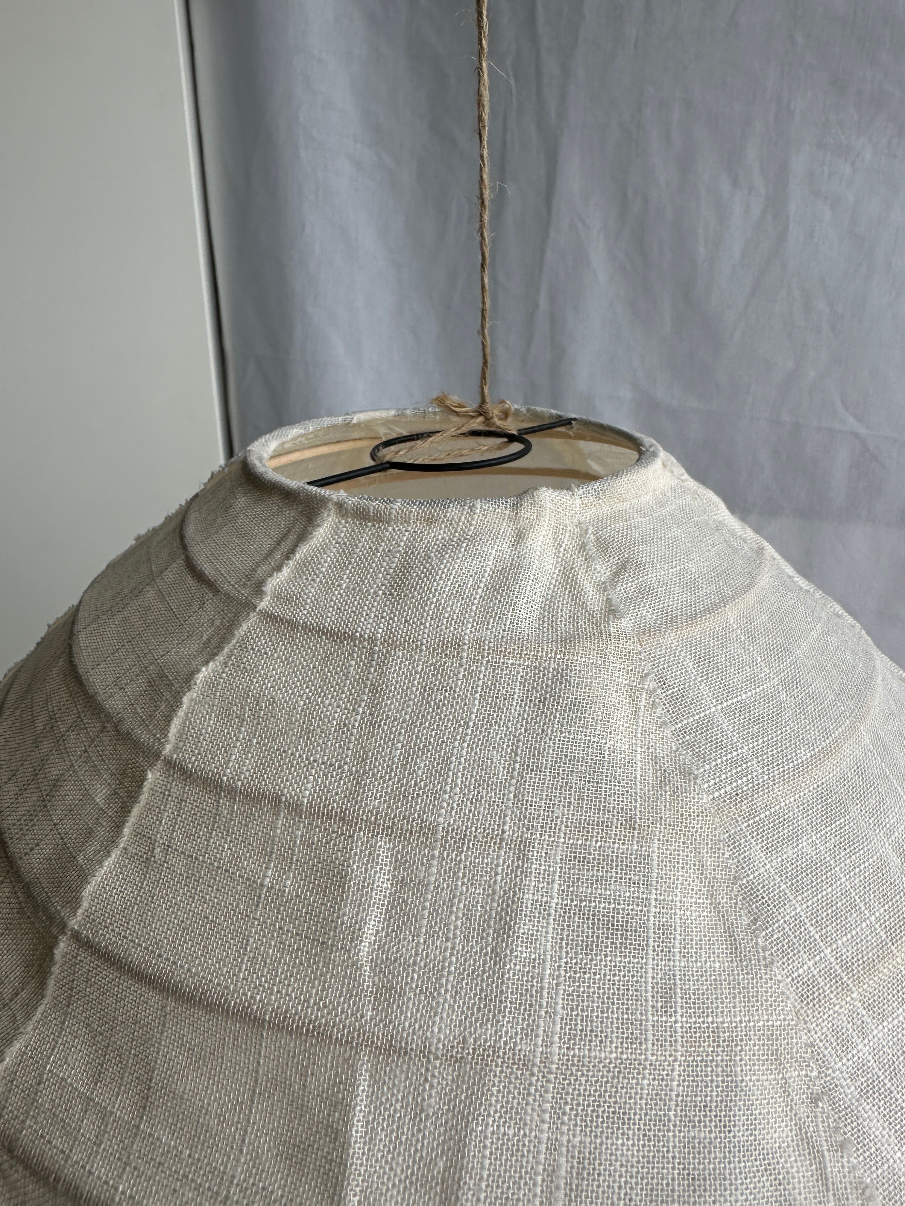 Suspension in rattan and natural japanese linen in the shape of a drop