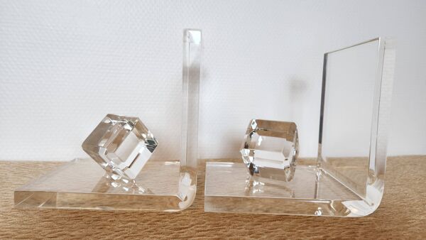 Paire de serre-livres en plexiglas massif, cubes facettés, années 1980