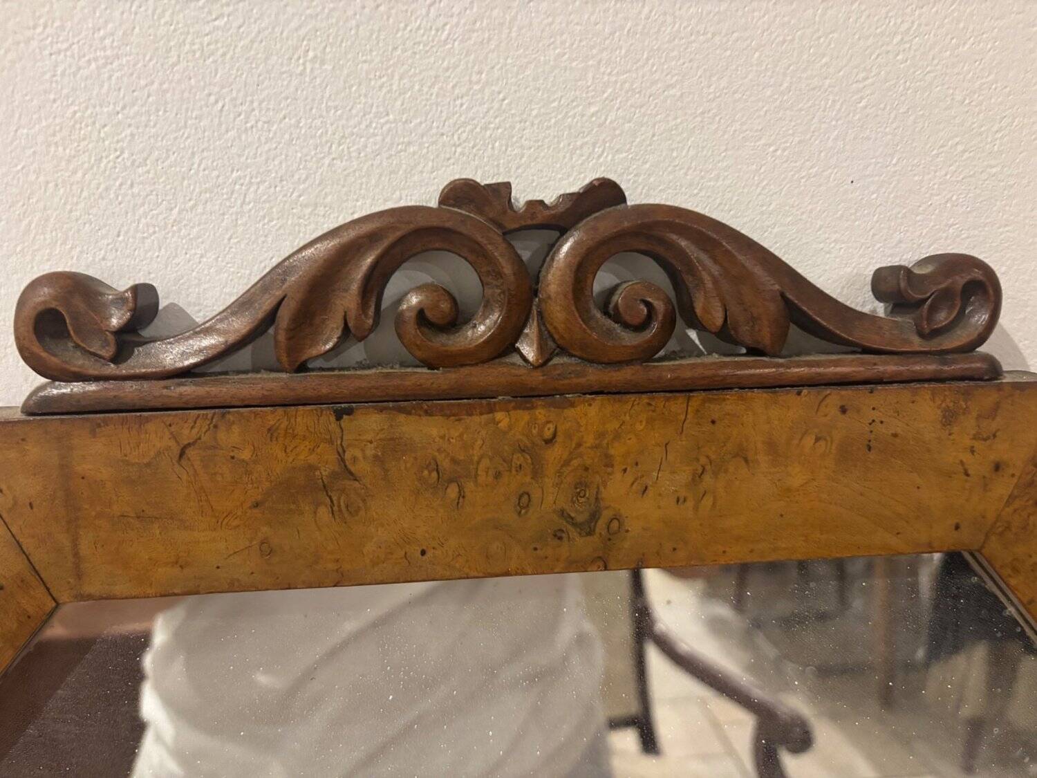 Miroir octogonal ancien - Bois de ronce & fronton sculpté à volutes