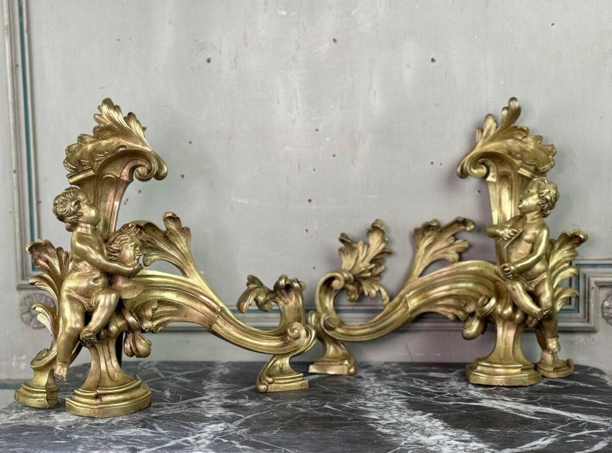 Paire de chenêts en bronze ciselé et doré d'après un modèle de Jacques Caffieri, Paris XIXème