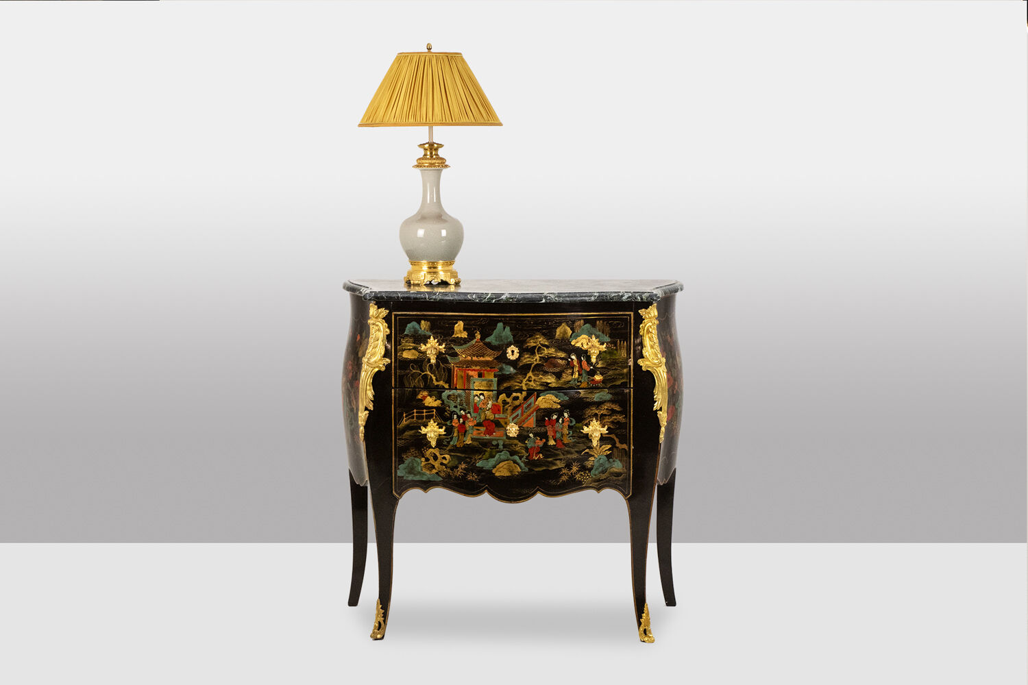 Commode sauteuse de style Louis XV en laque. Années 1950.
