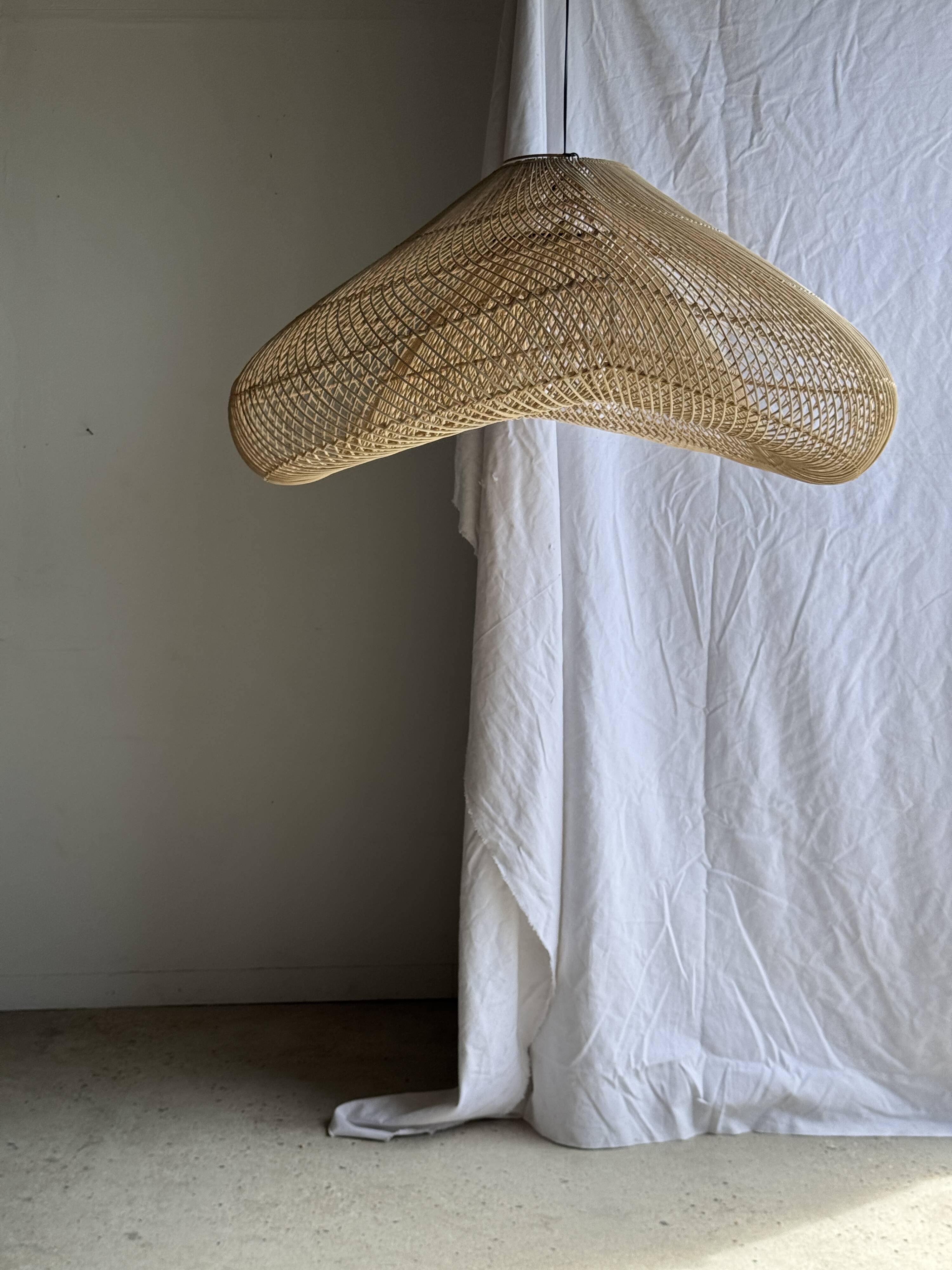 Very large suspension in the shape of a bubble or cloud H100 D100