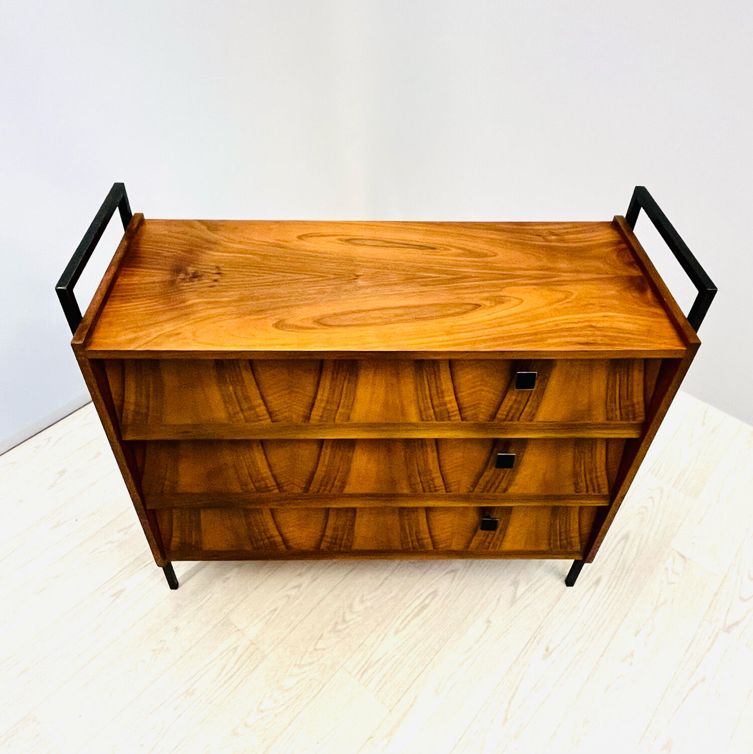 Shoes cabinet with metal frame