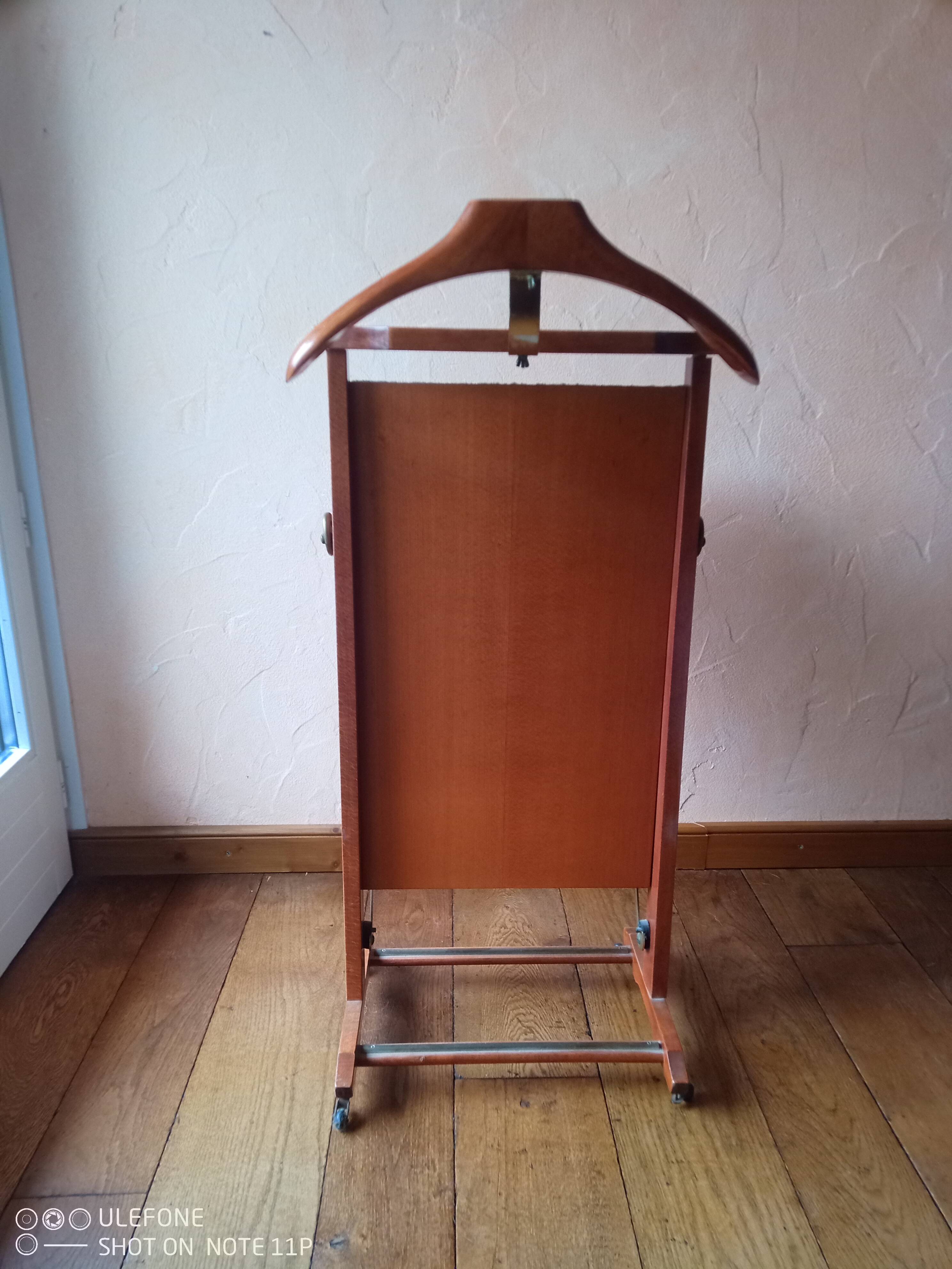 Valet. In varnished wood.