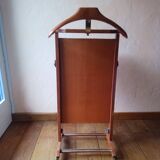 Valet. In varnished wood.