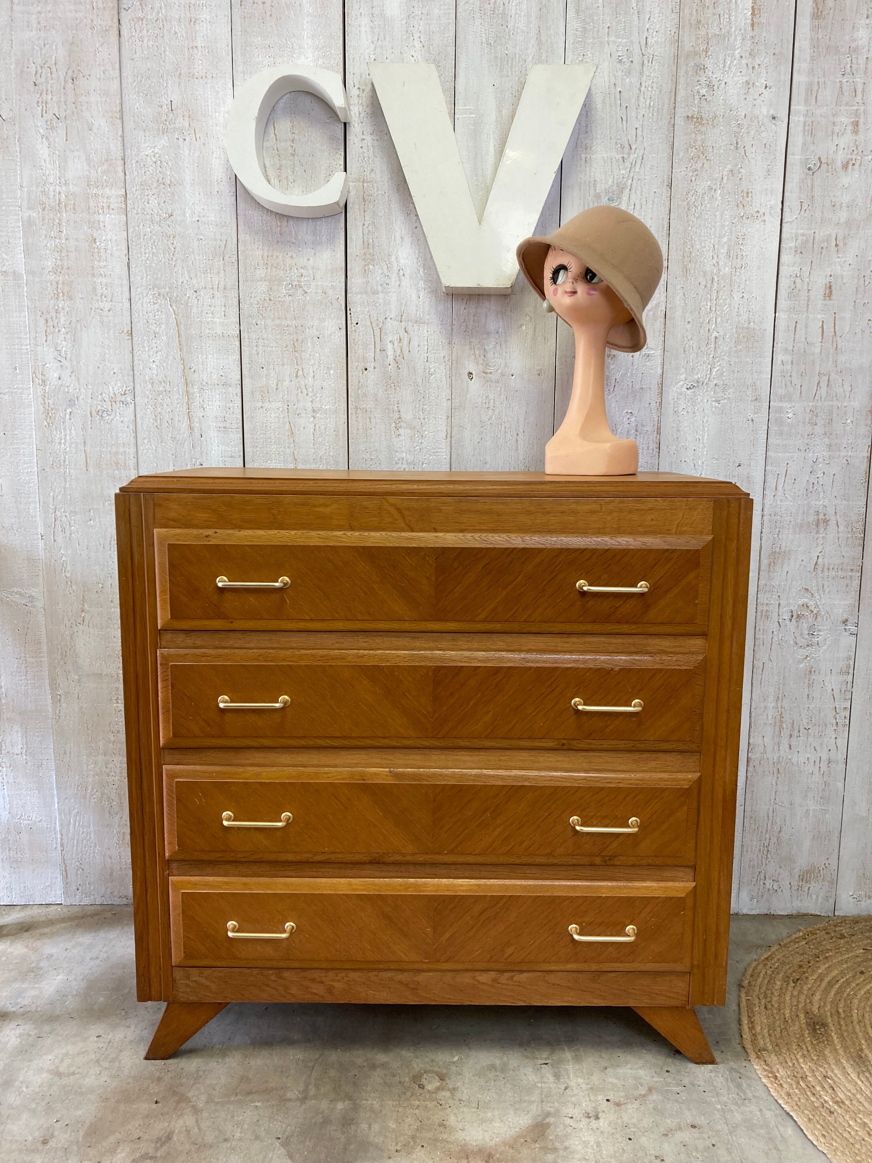 Commode vintage aux pieds compas