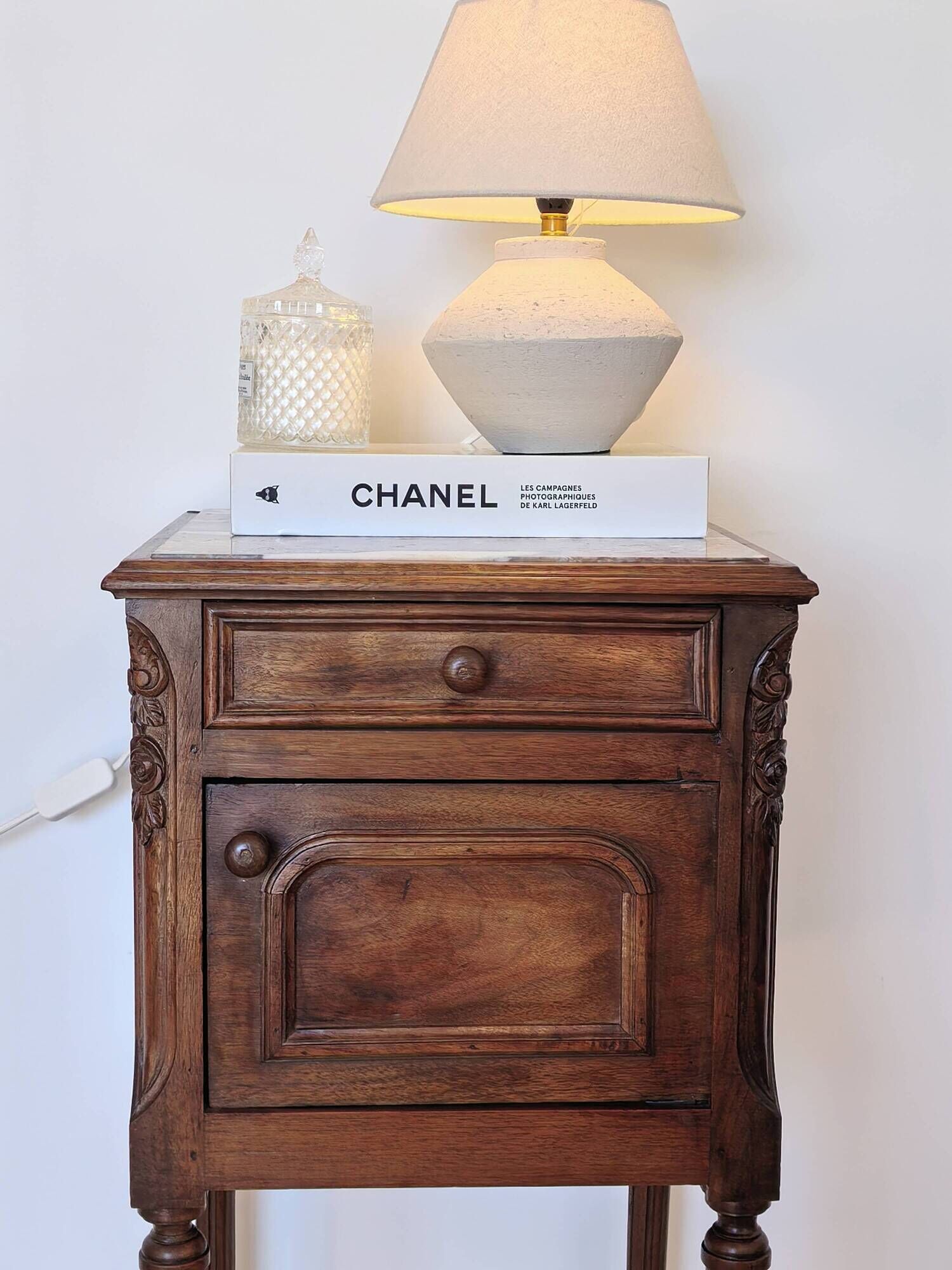 Louis XVI bedside table in walnut and marble - pink sculptures