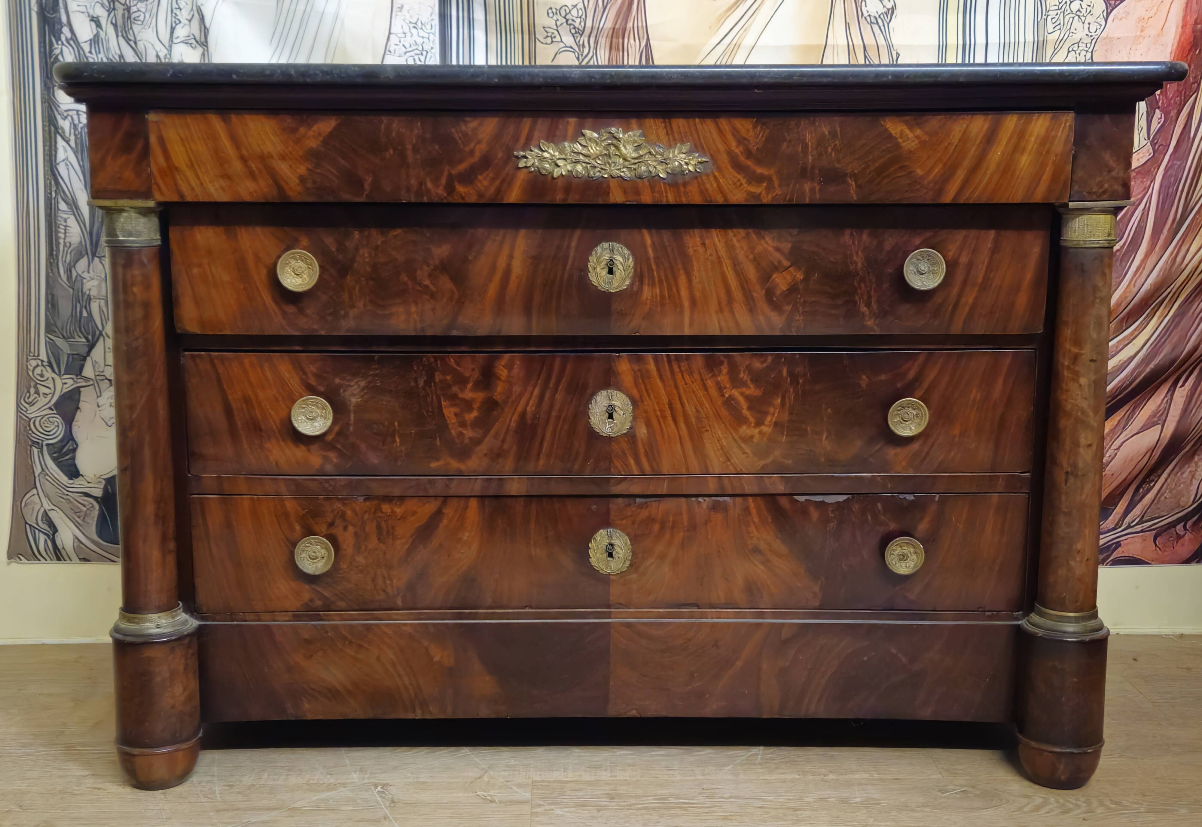 Empire period commode in flame mahogany – detached columns –