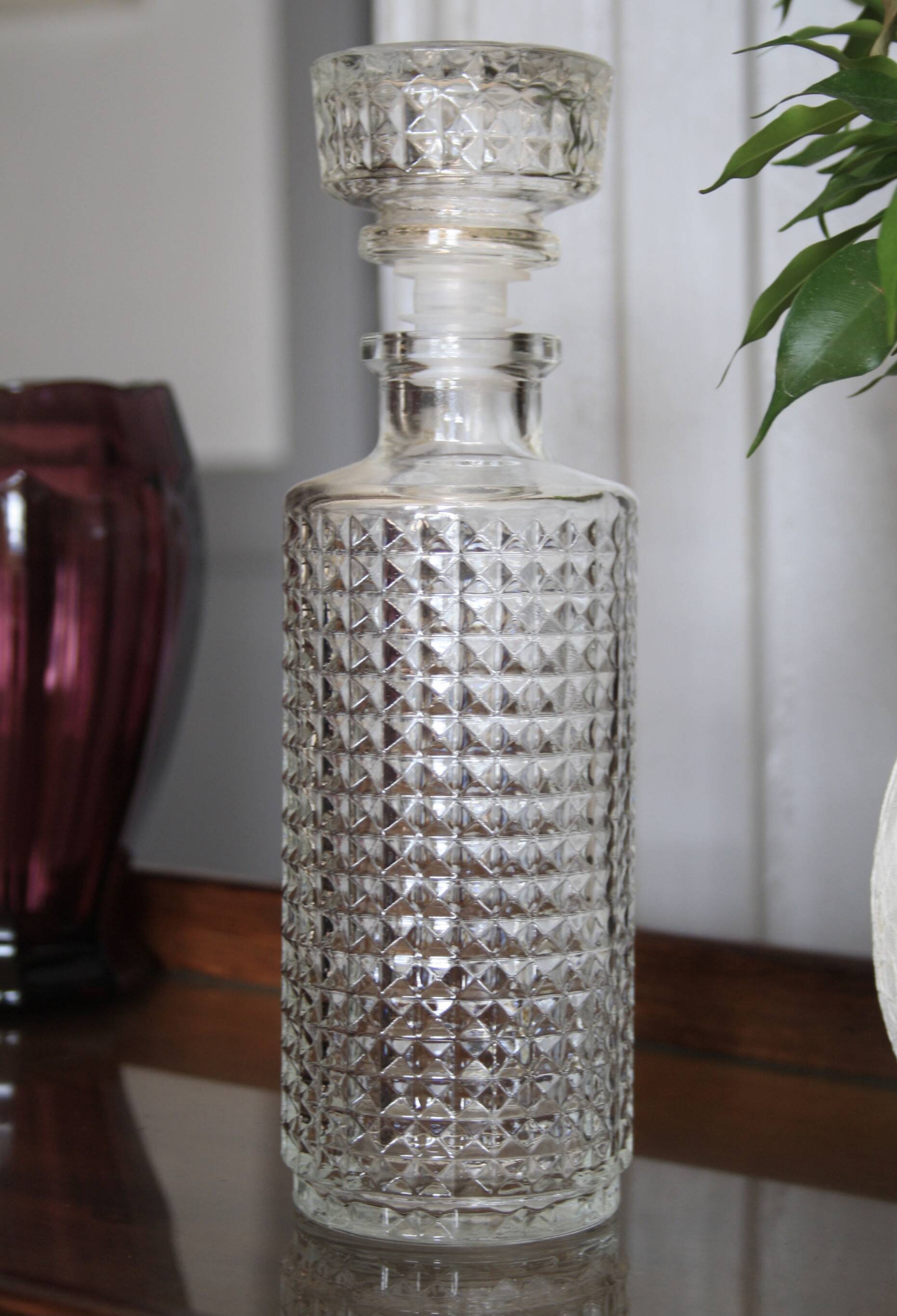 Diamond-tipped glass carafe