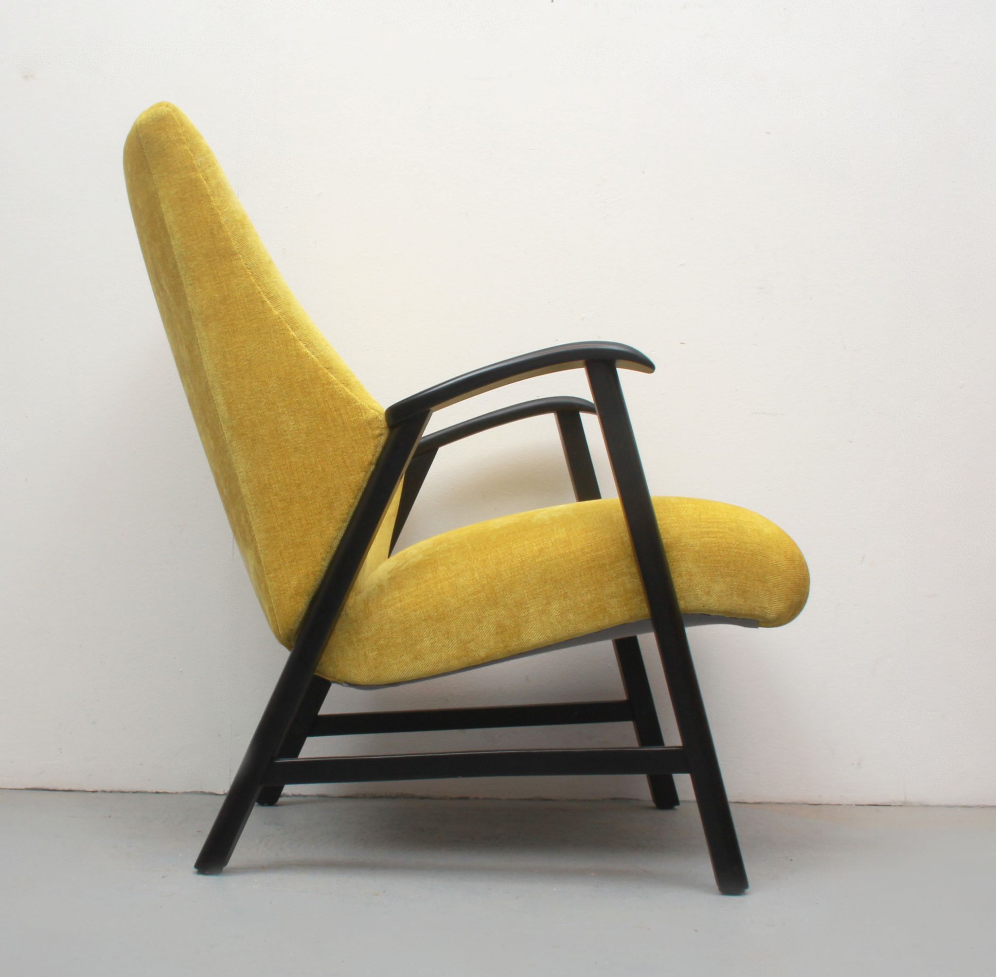 Fauteuil des années 1950 en velours jaune, entièrement restauré