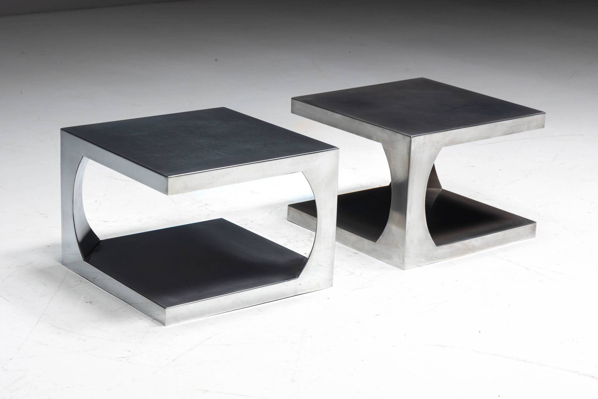 Tables d'appoint modernistes en aluminium, Italie, années 1970