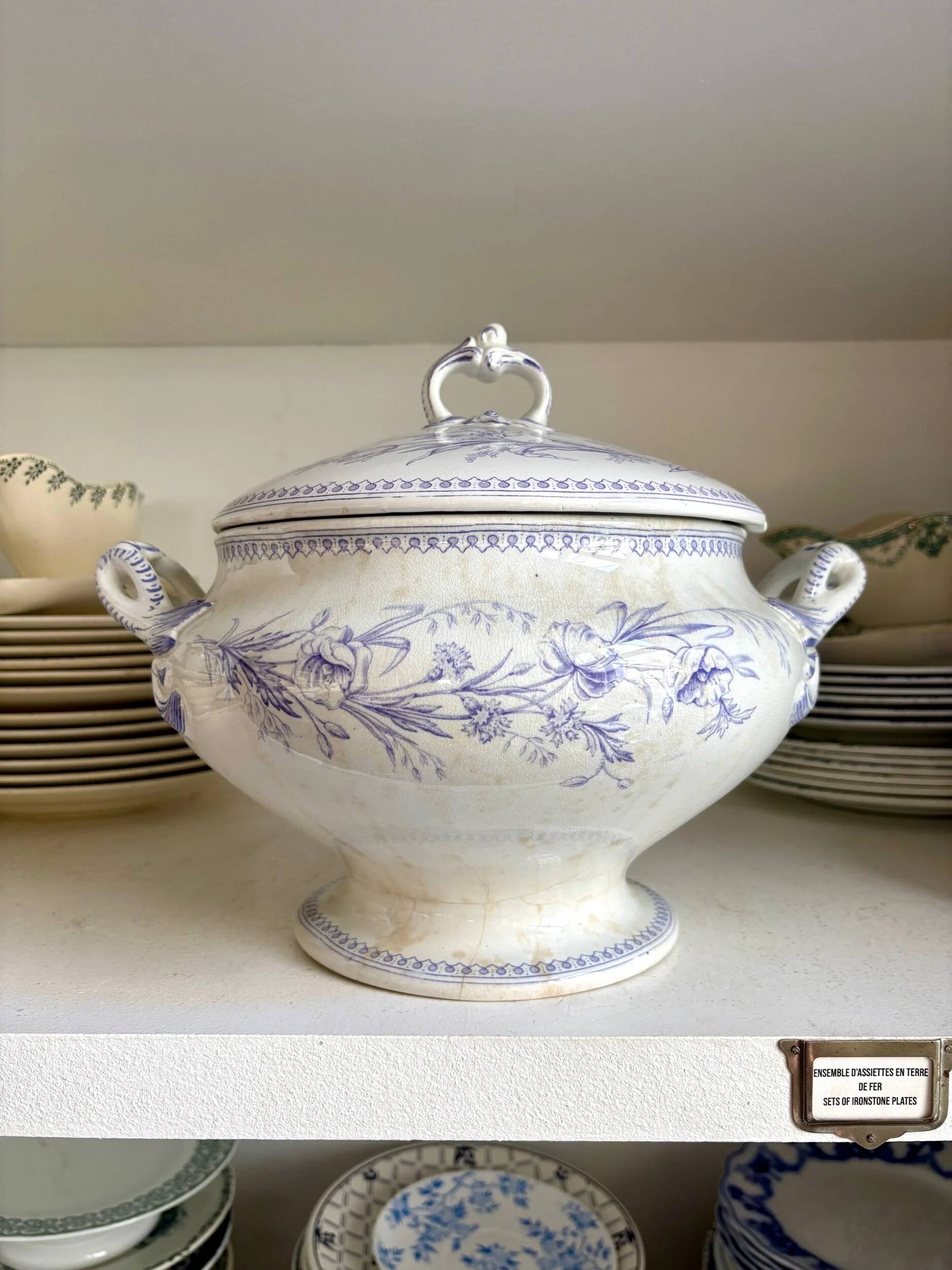 Soupière en terre de fer violette, service "Claremont"