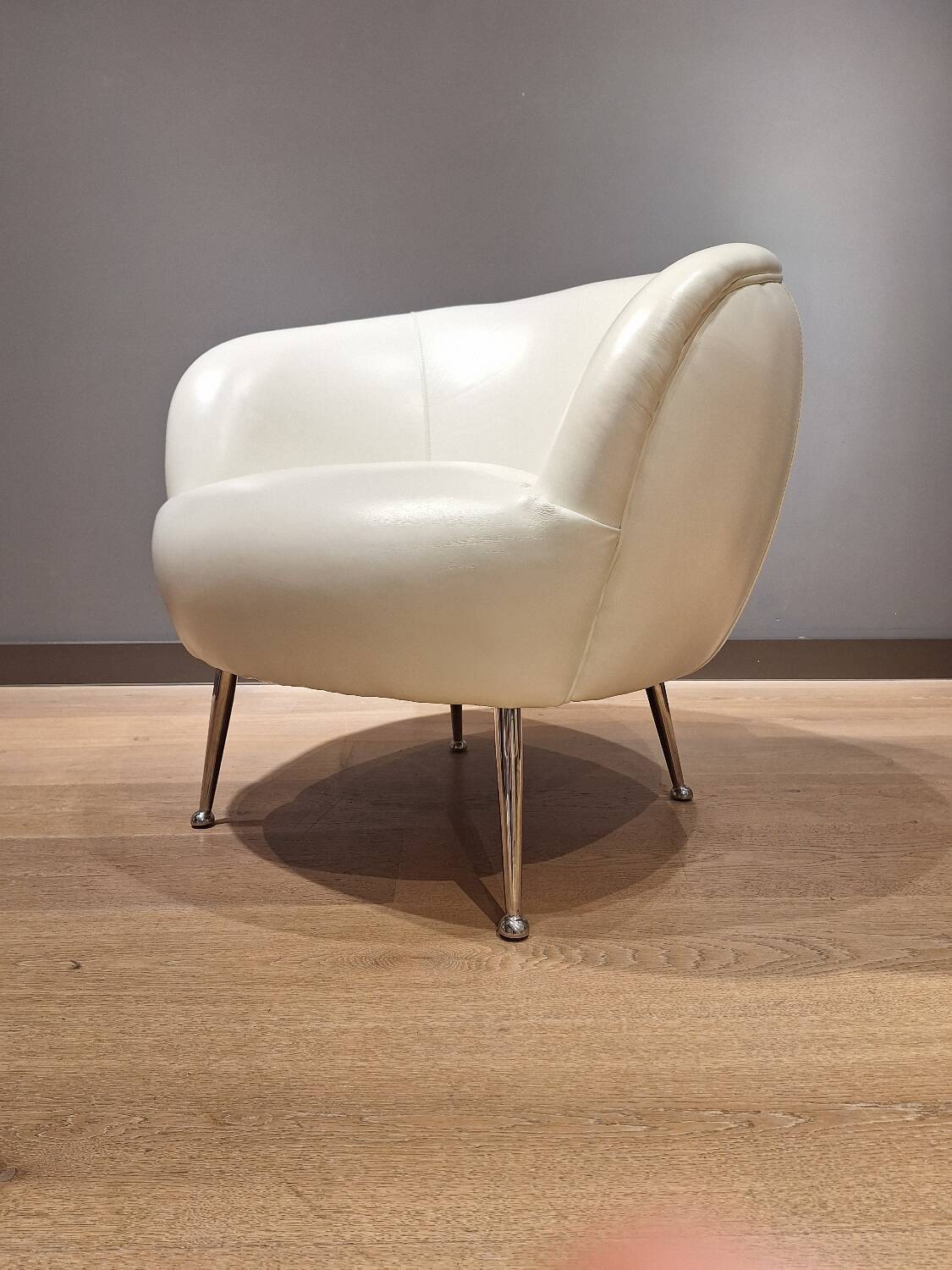 2 white leather armchairs, 1980s