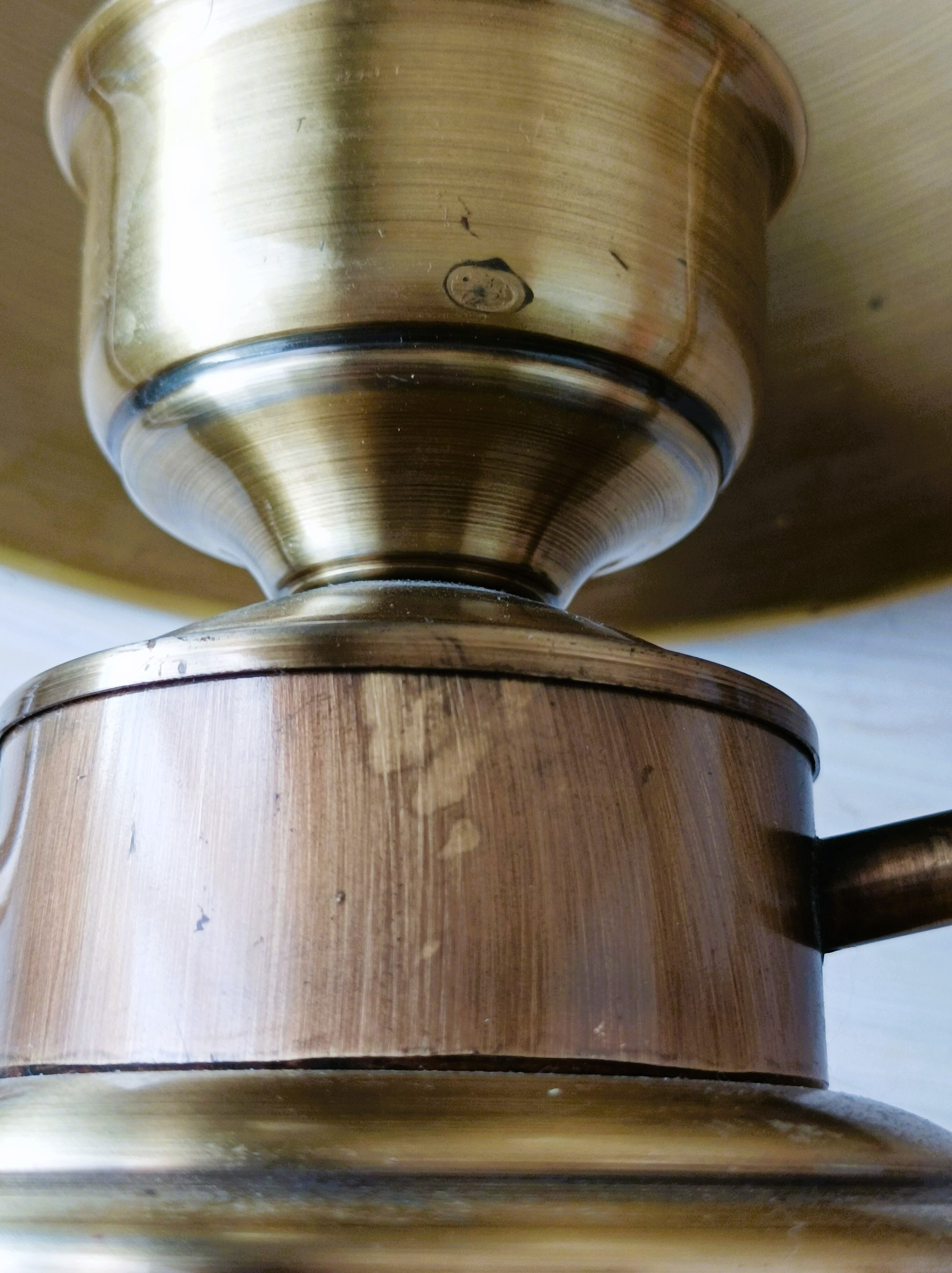 Chain suspension in storm lamp