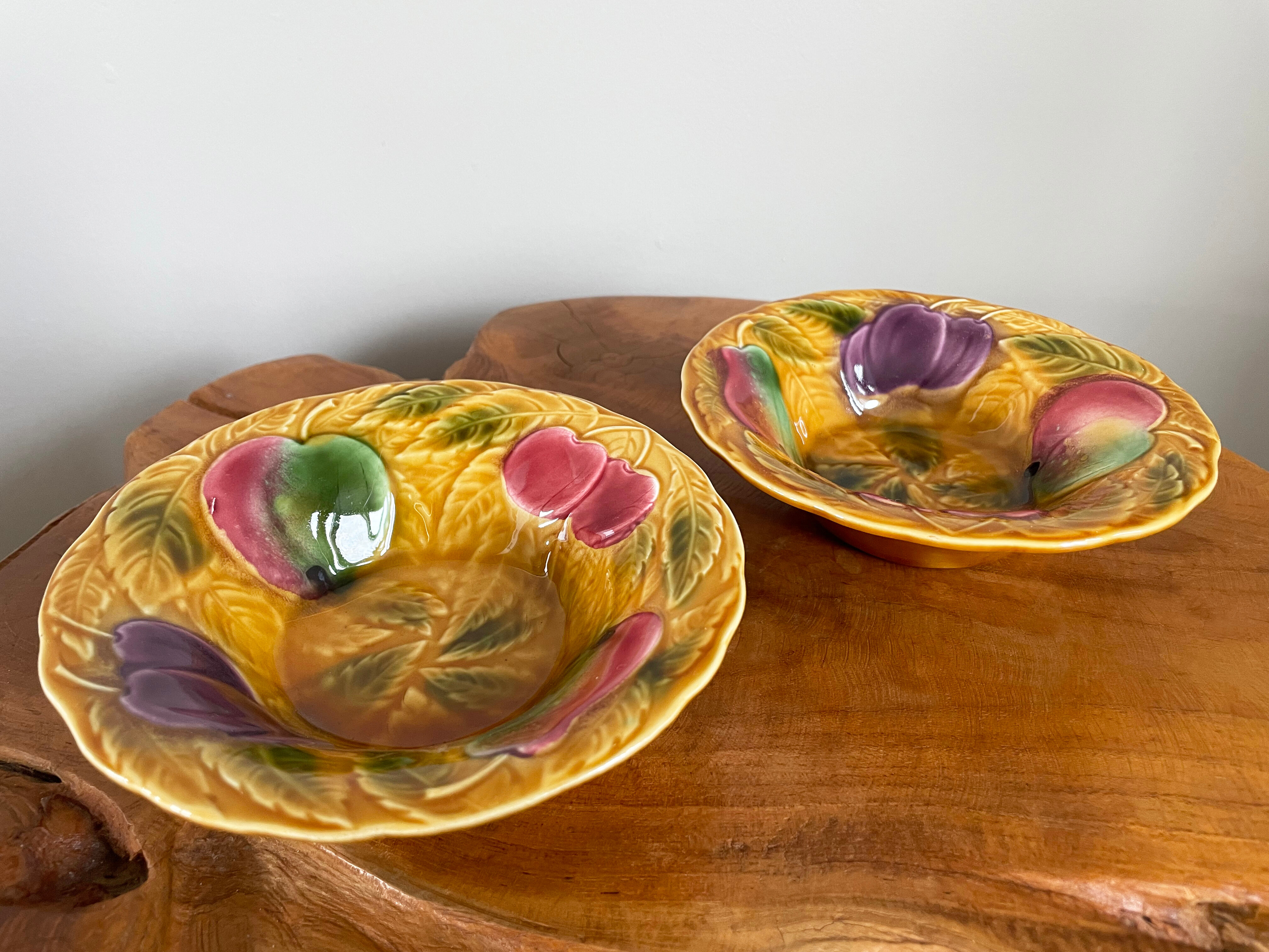 Paire de bols de service Sarreguemines Majolica représentant des fruits et des feuilles, Barbotine des années 1980
