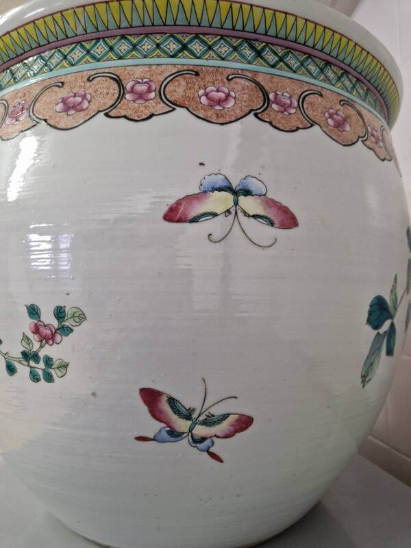 China - Circular fishbowl in Famille Rose enamel
