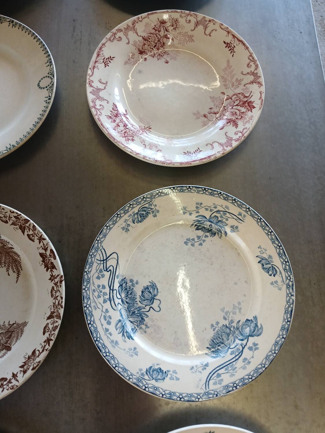 14 mismatched flat plates Terre de fer
