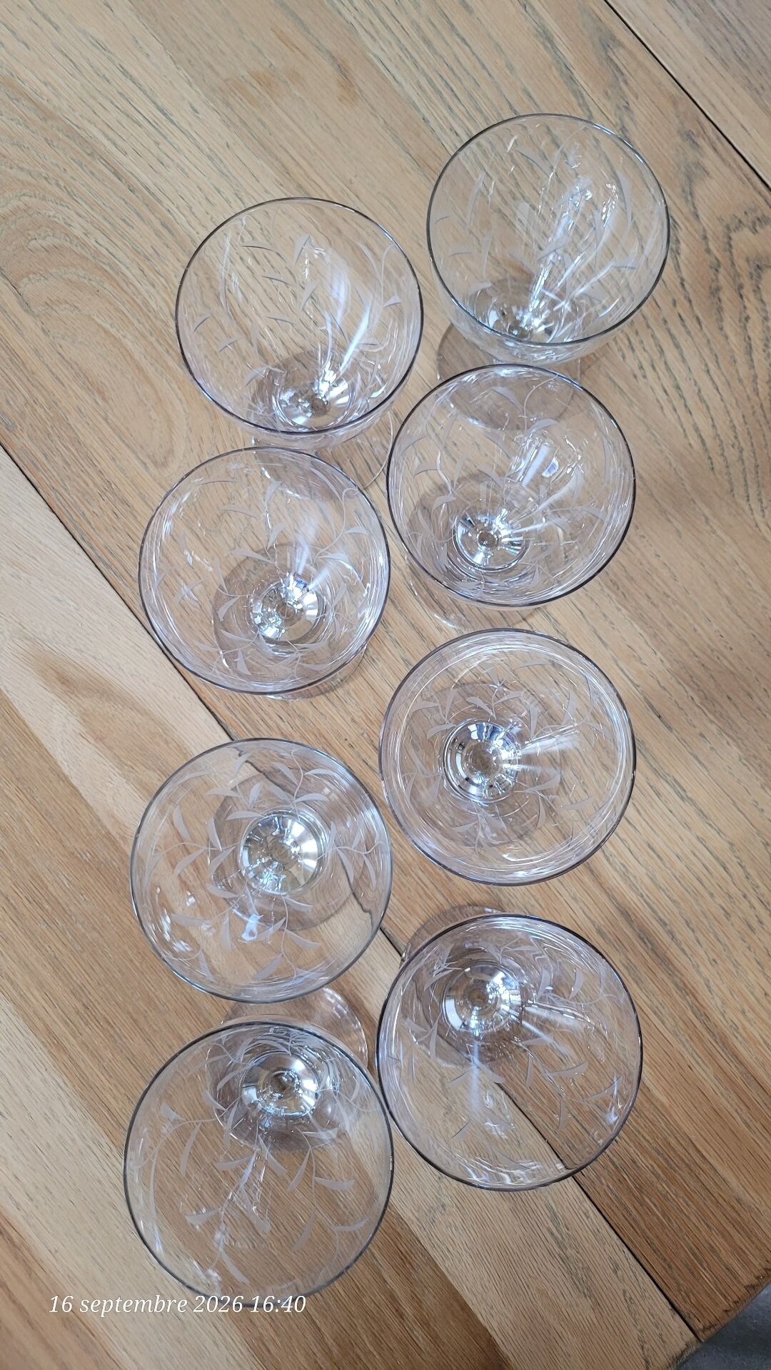 8 verres à pied anciens en verre gravé
