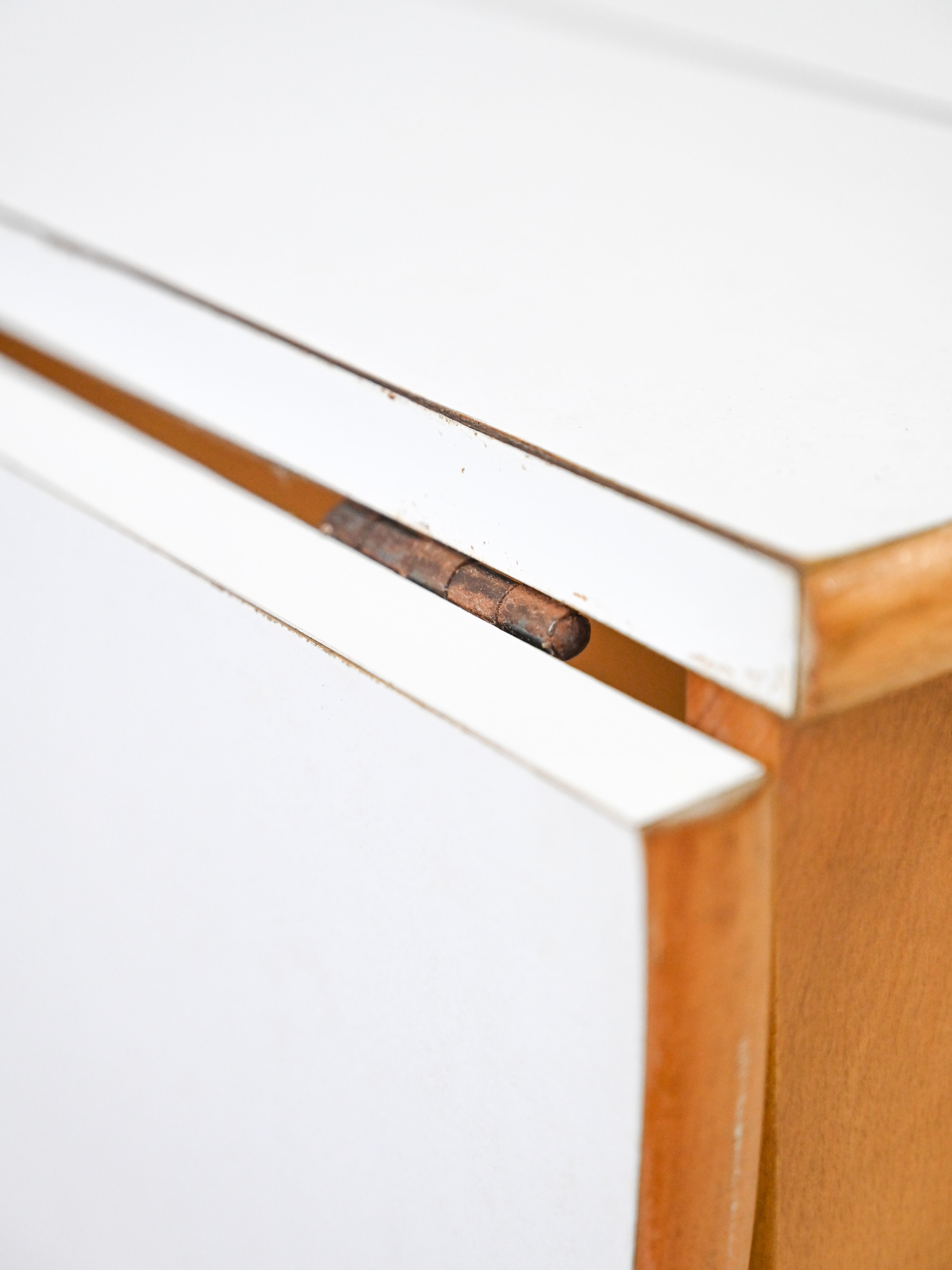 White round table with wings