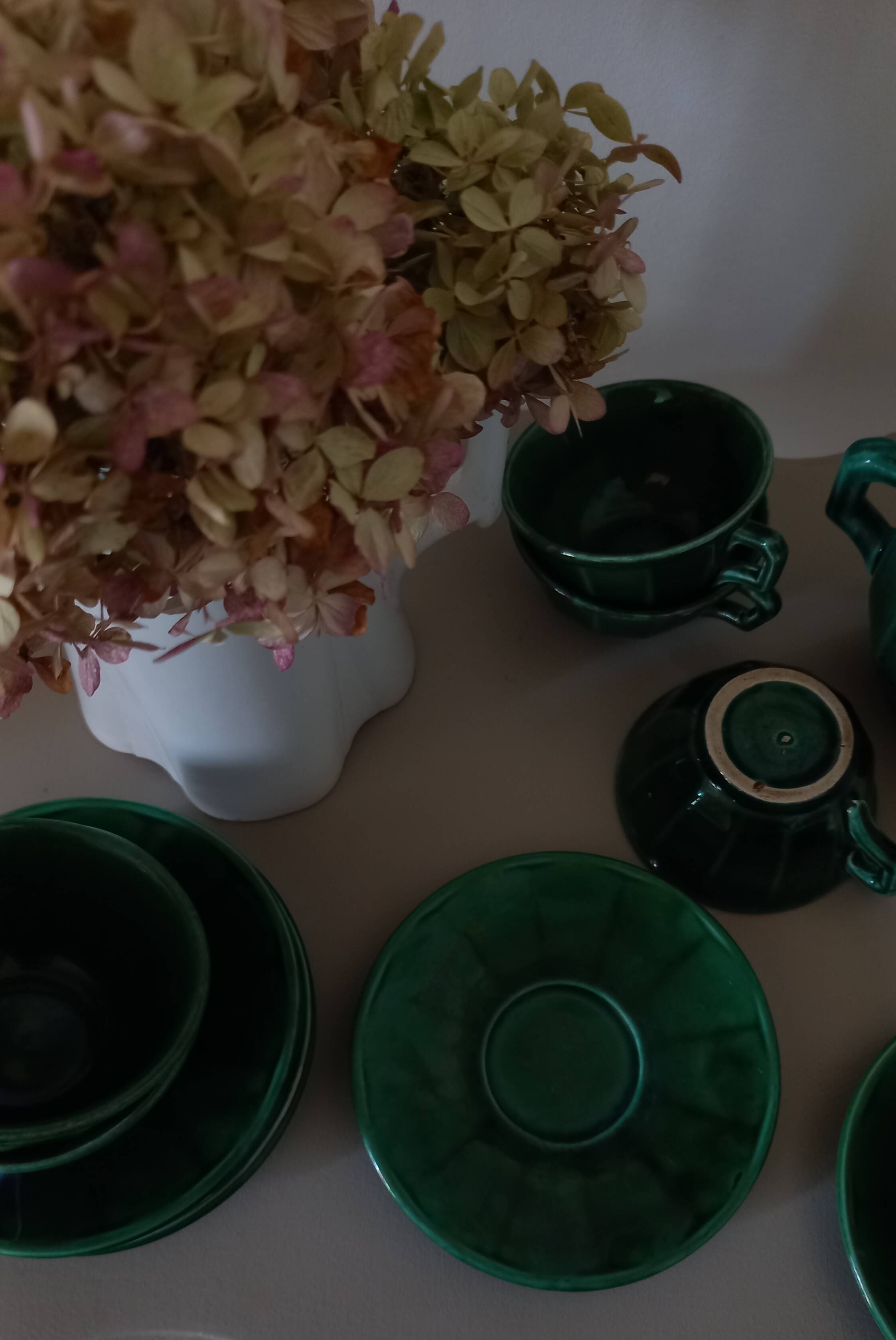 Iridescent green tea or coffee service in Lunéville K&G earthenware. 6 cups and an Art Deco sugar bowl