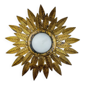 Plafonnier en forme de fleur avec éclat de soleil, fer doré à la feuille et verre opale, Espagne, années 1950.