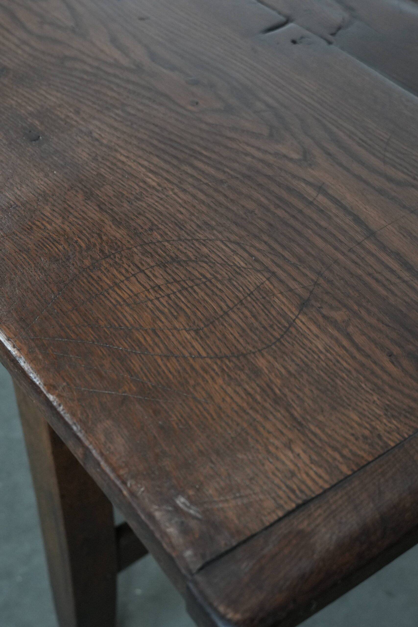 Antique English oak dining table from the 18th century for 4 to 6 people