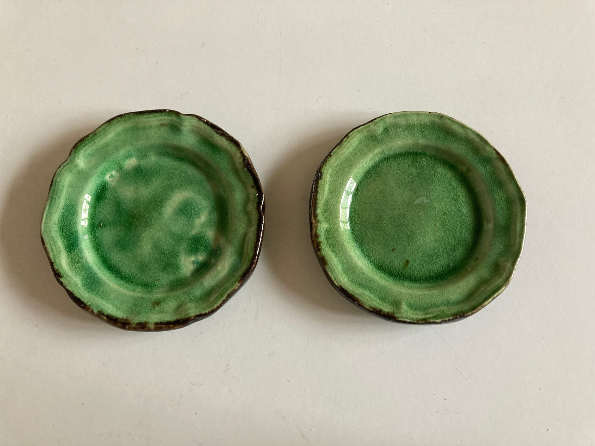 Pair of glazed clay plates with XXS Dieulefit 1950 gadroons