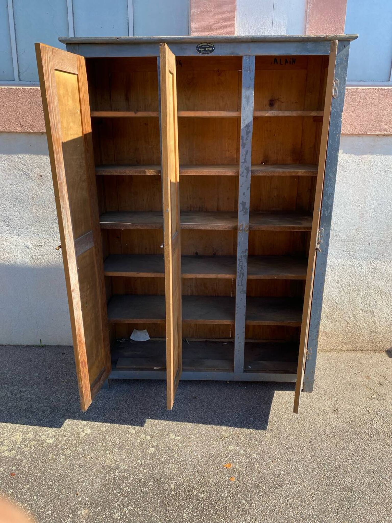 Wooden wardrobe with 3 doors