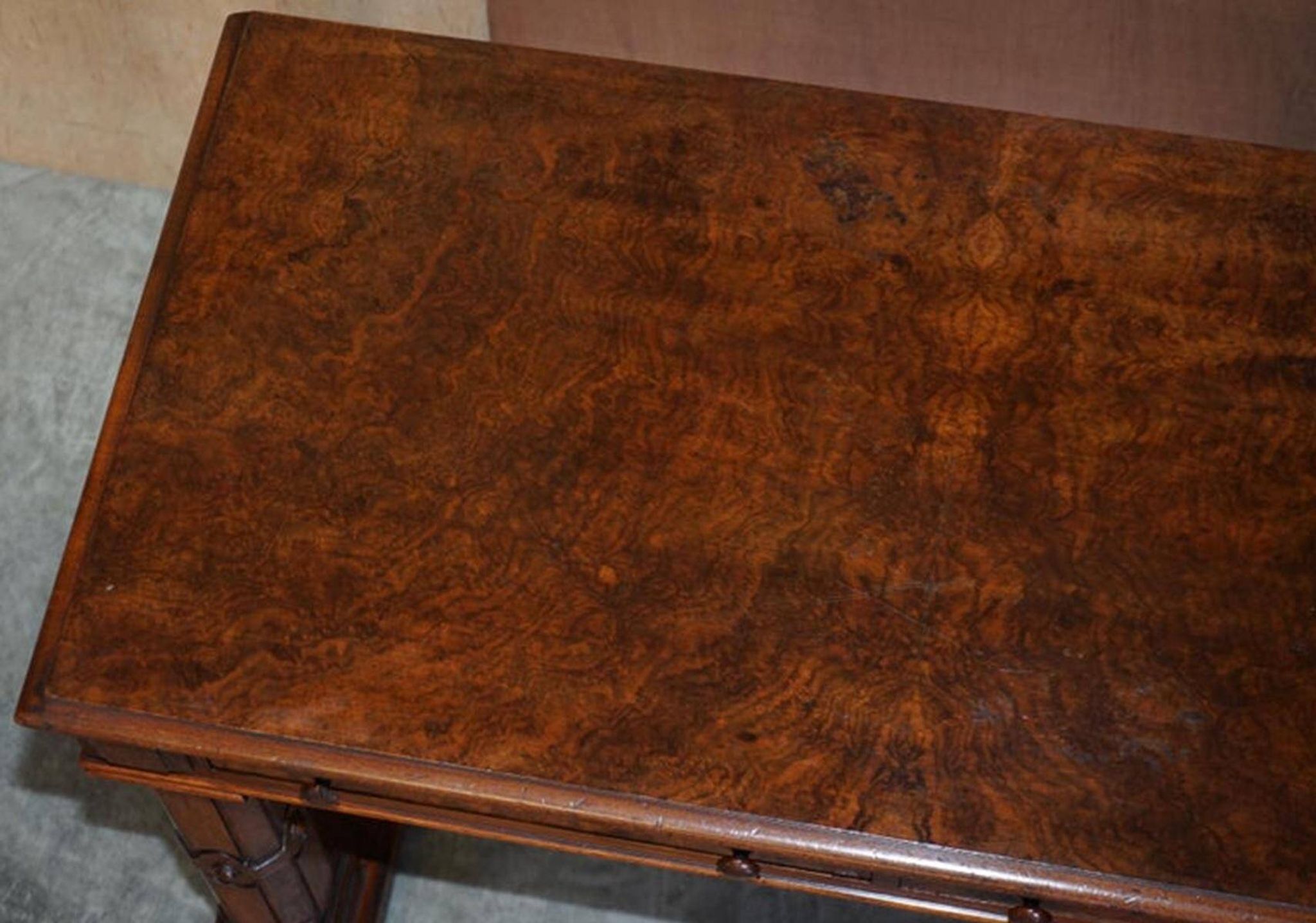 Table d'écriture Renaissance en noyer flamé style Pugin, vers 1850