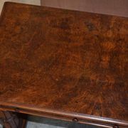 Table d'écriture Renaissance en noyer flamé style Pugin, vers 1850