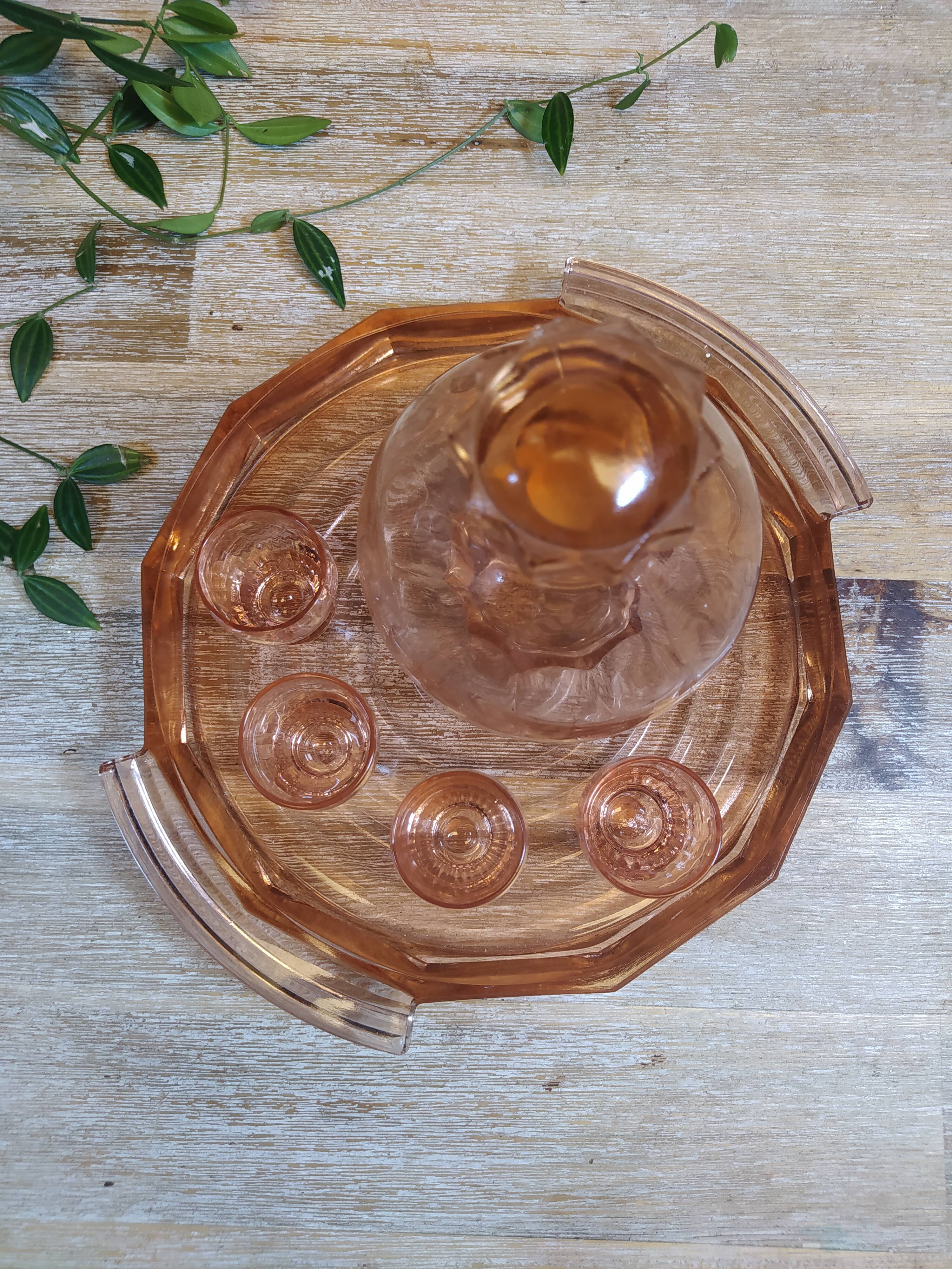 Service Rosaline en verre rose avec un plateau, une carafe et 4 verres à liqueur