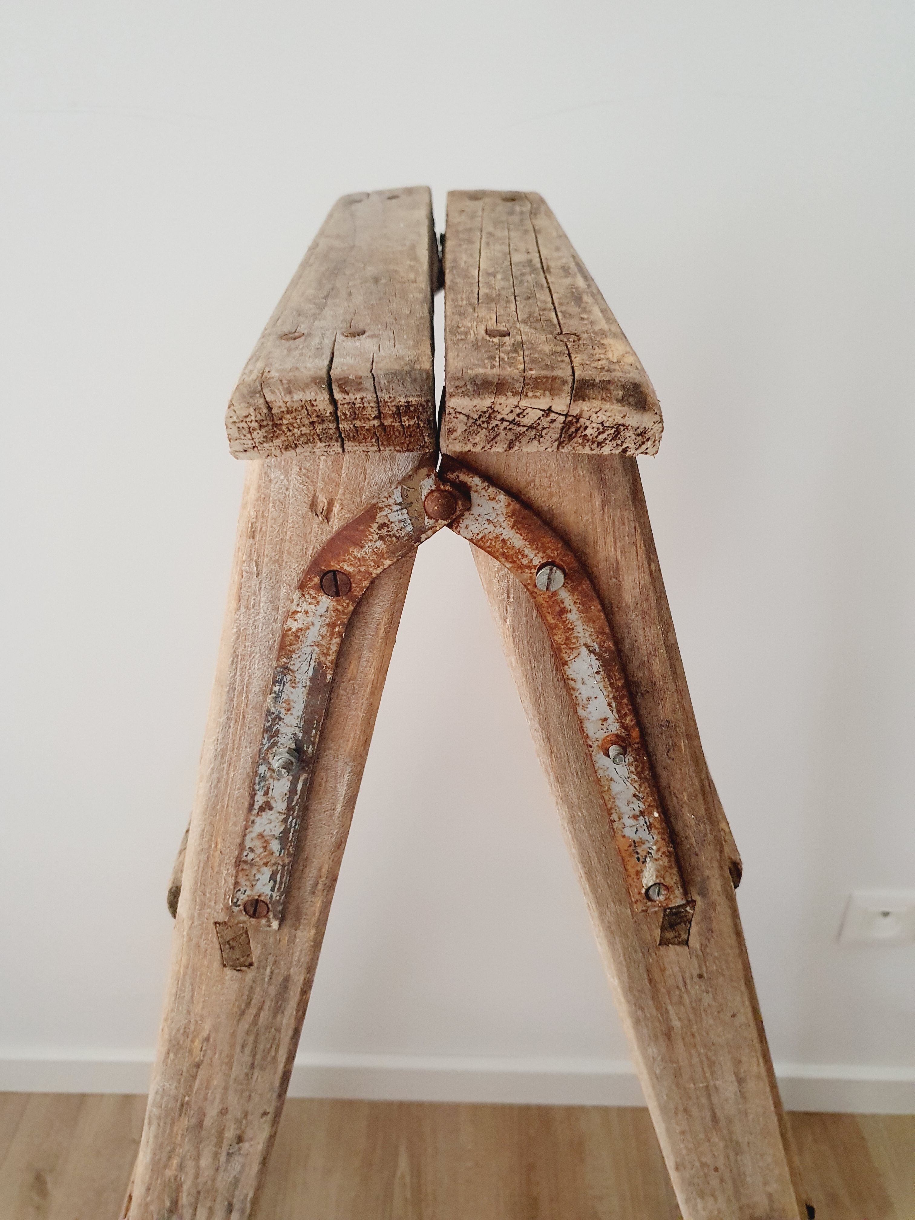 Wooden painter stepladder