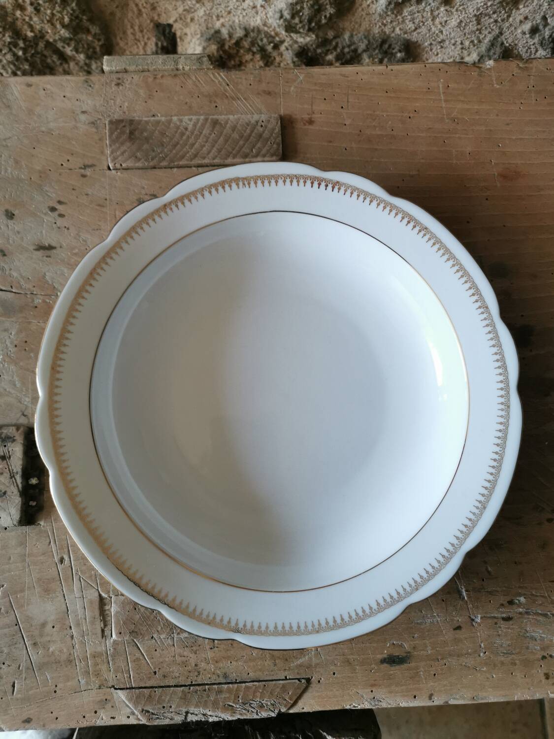 Round dish in Bavaria Porcelain, White and Gold