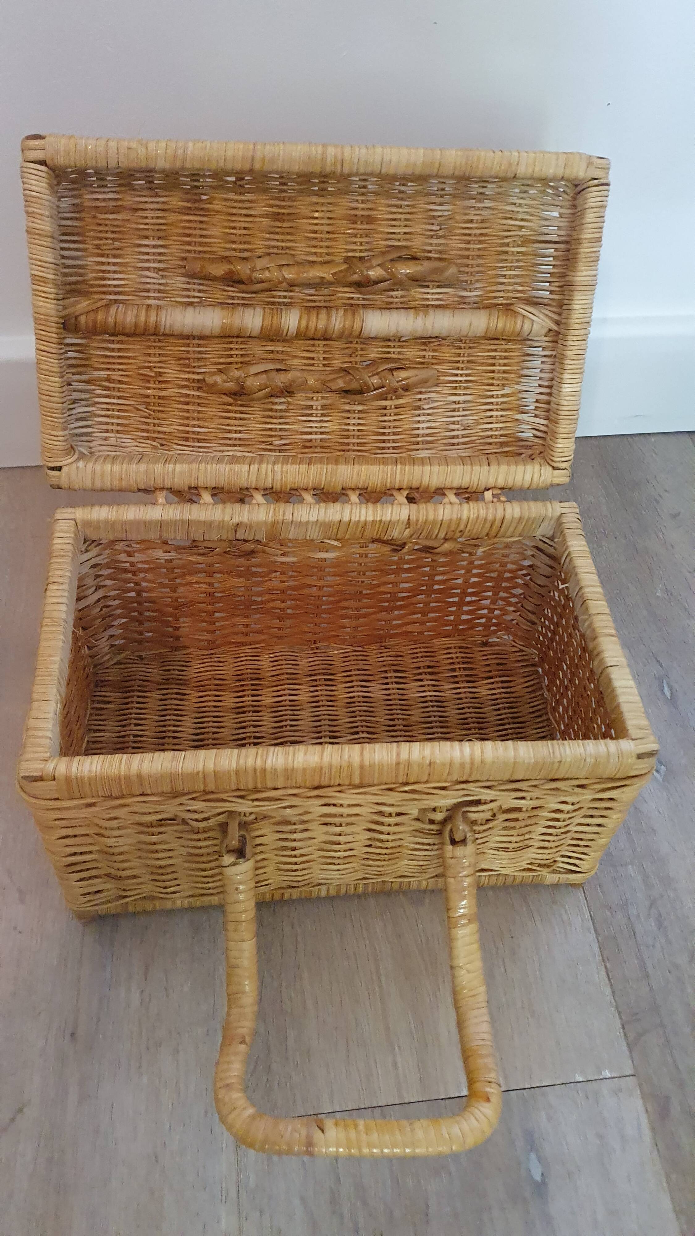 Vintage rattan and wicker picnic case - LPR22065