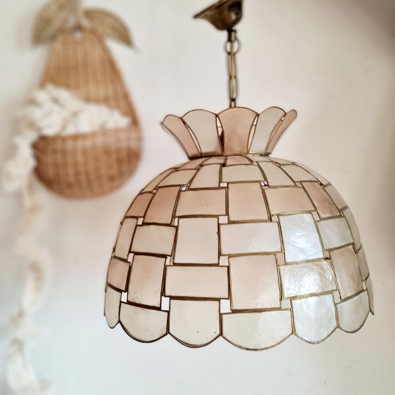 Vintage suspension in mother-of-pearl and brass