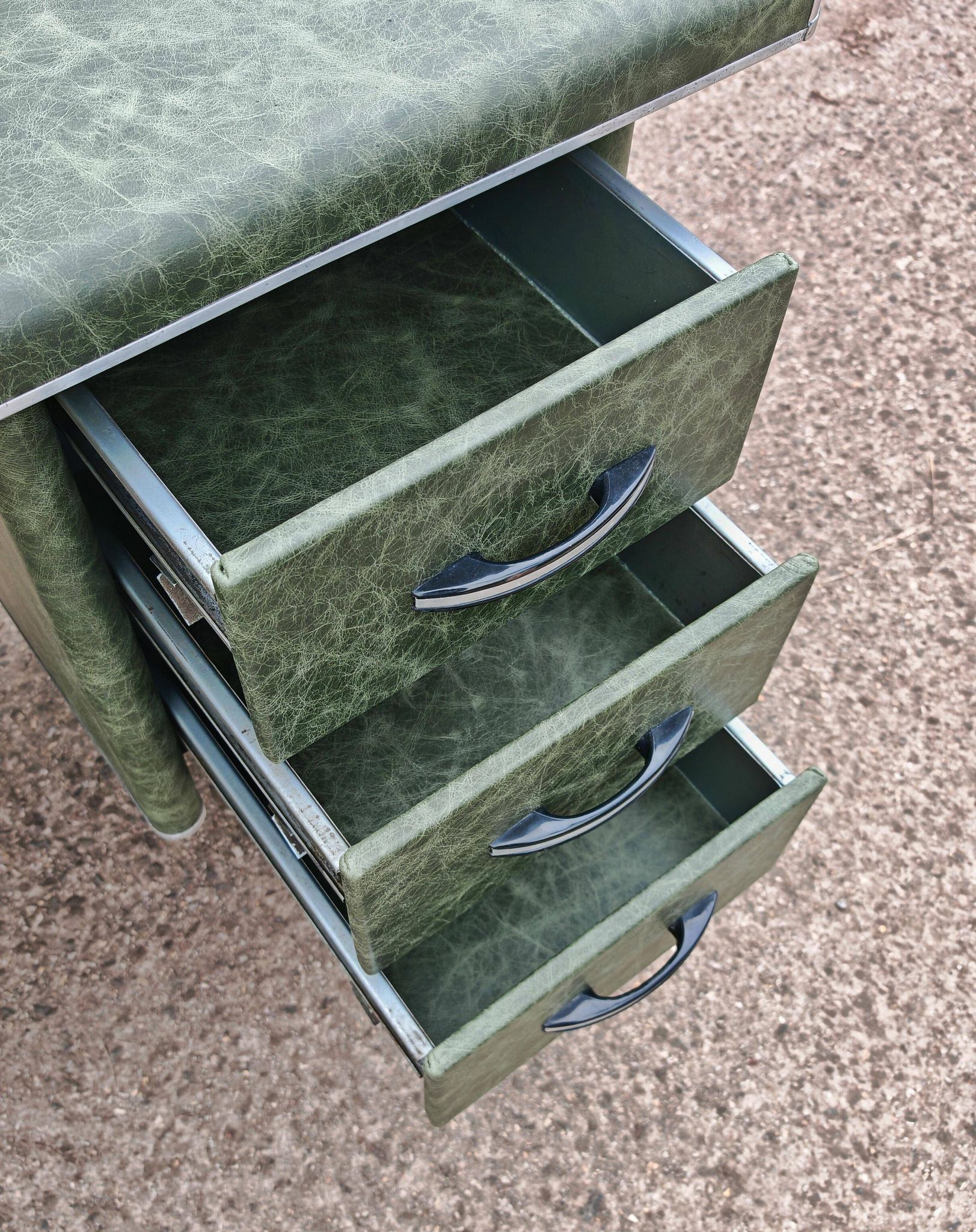 Art Deco or Bauhaus desk in metal covered with leather, Gio Ponti style.