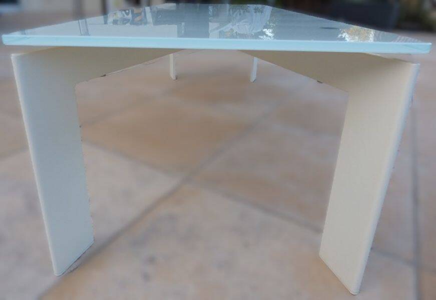 Long modern coffee table in glass and off-white metal - as new.