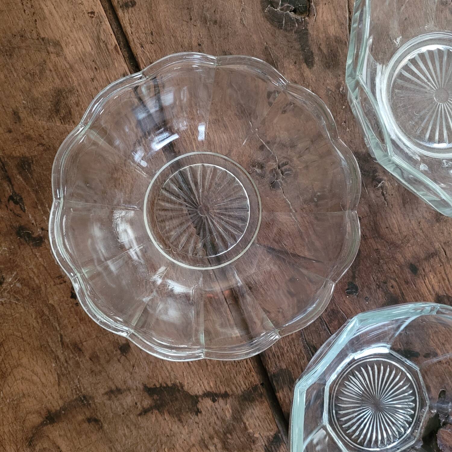 Trio of molded glass salad bowls – floral shape Ø 18/20/23 cm