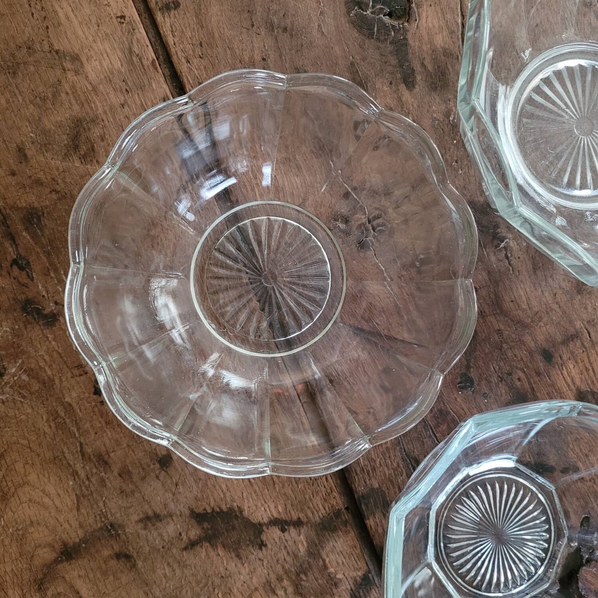 Trio of molded glass salad bowls – floral shape Ø 18/20/23 cm