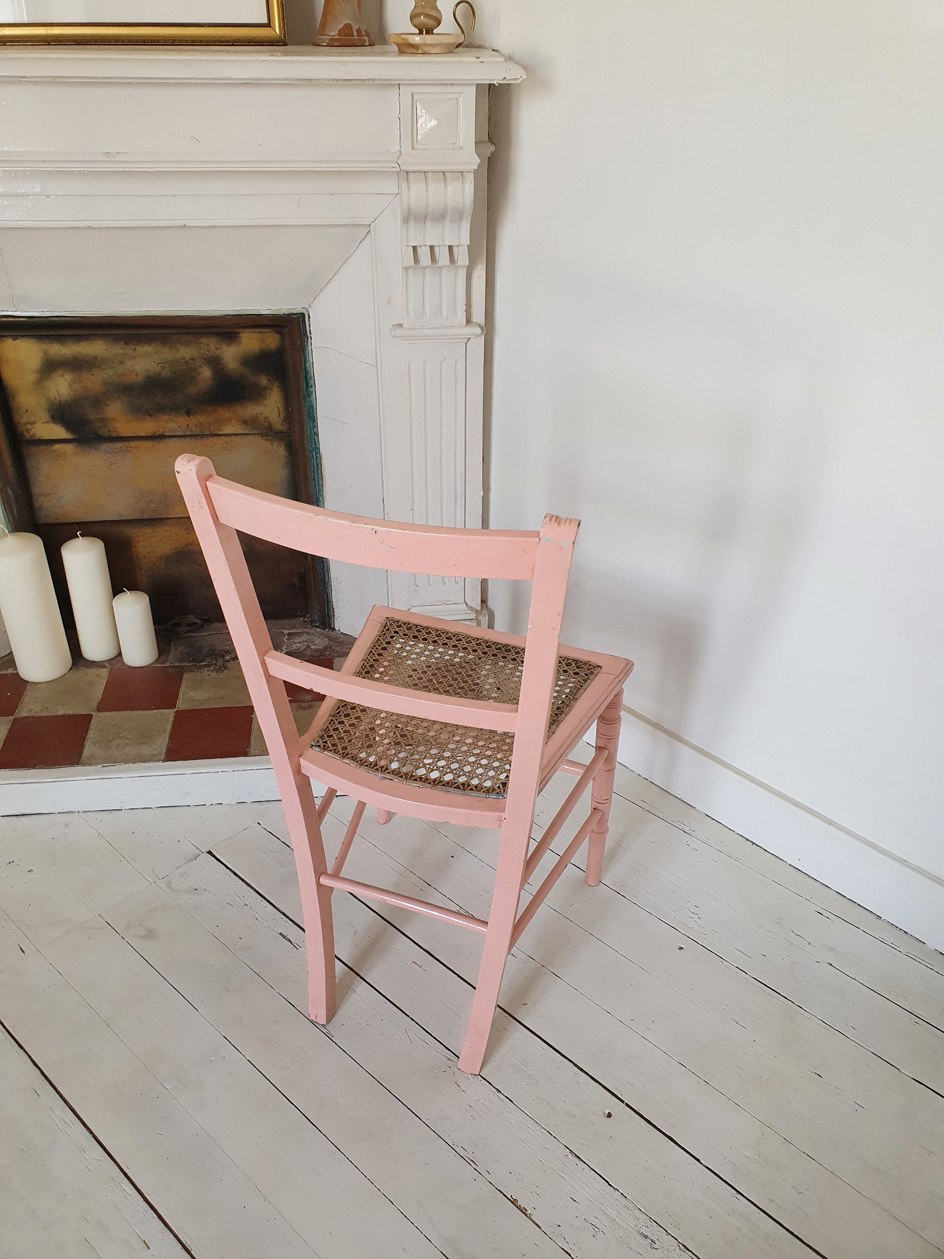 Chaise ancienne vintage rose avec assise cannage