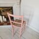 Chaise ancienne vintage rose avec assise cannage