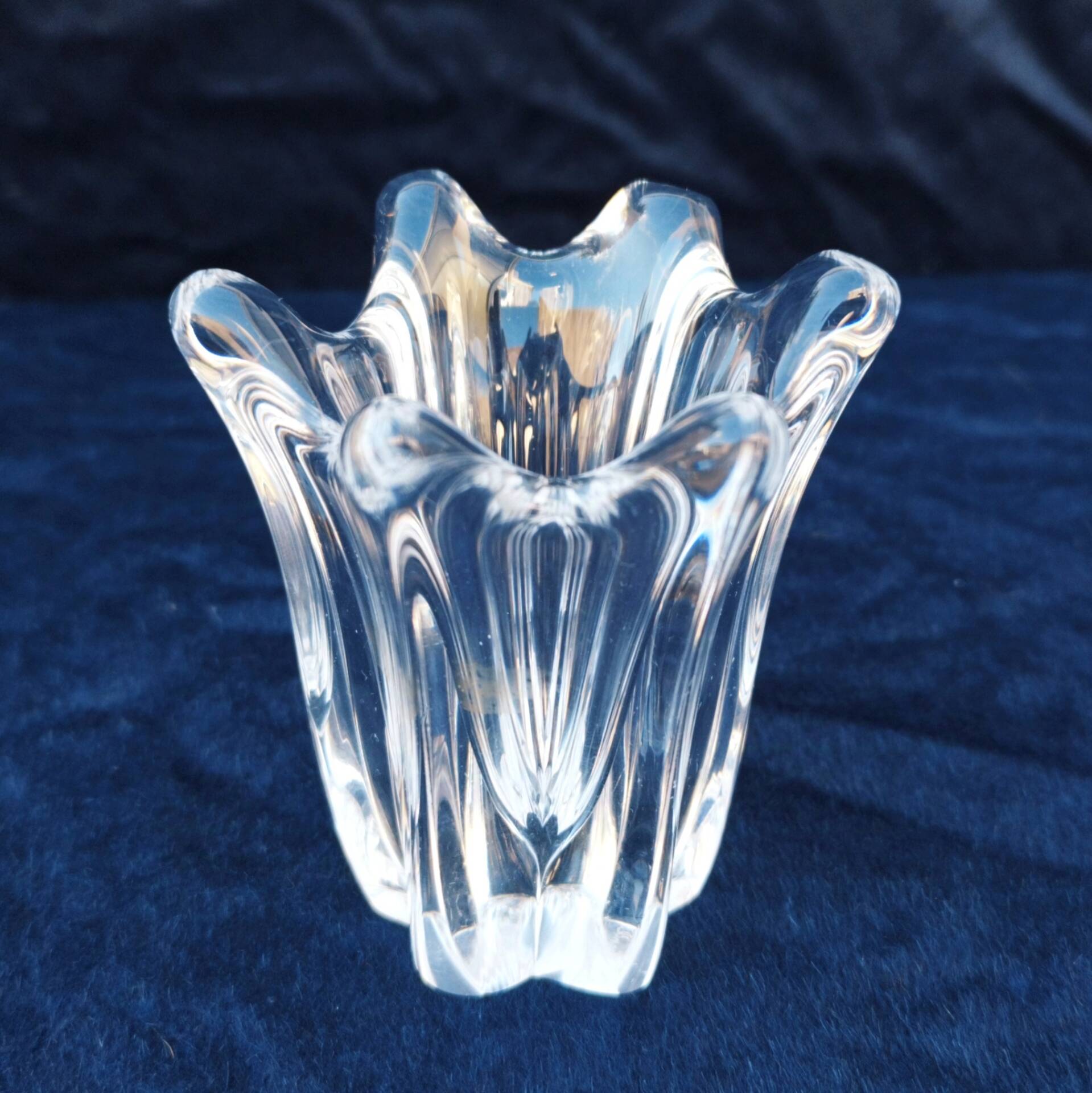 Small crystal vase signed Daum decoration