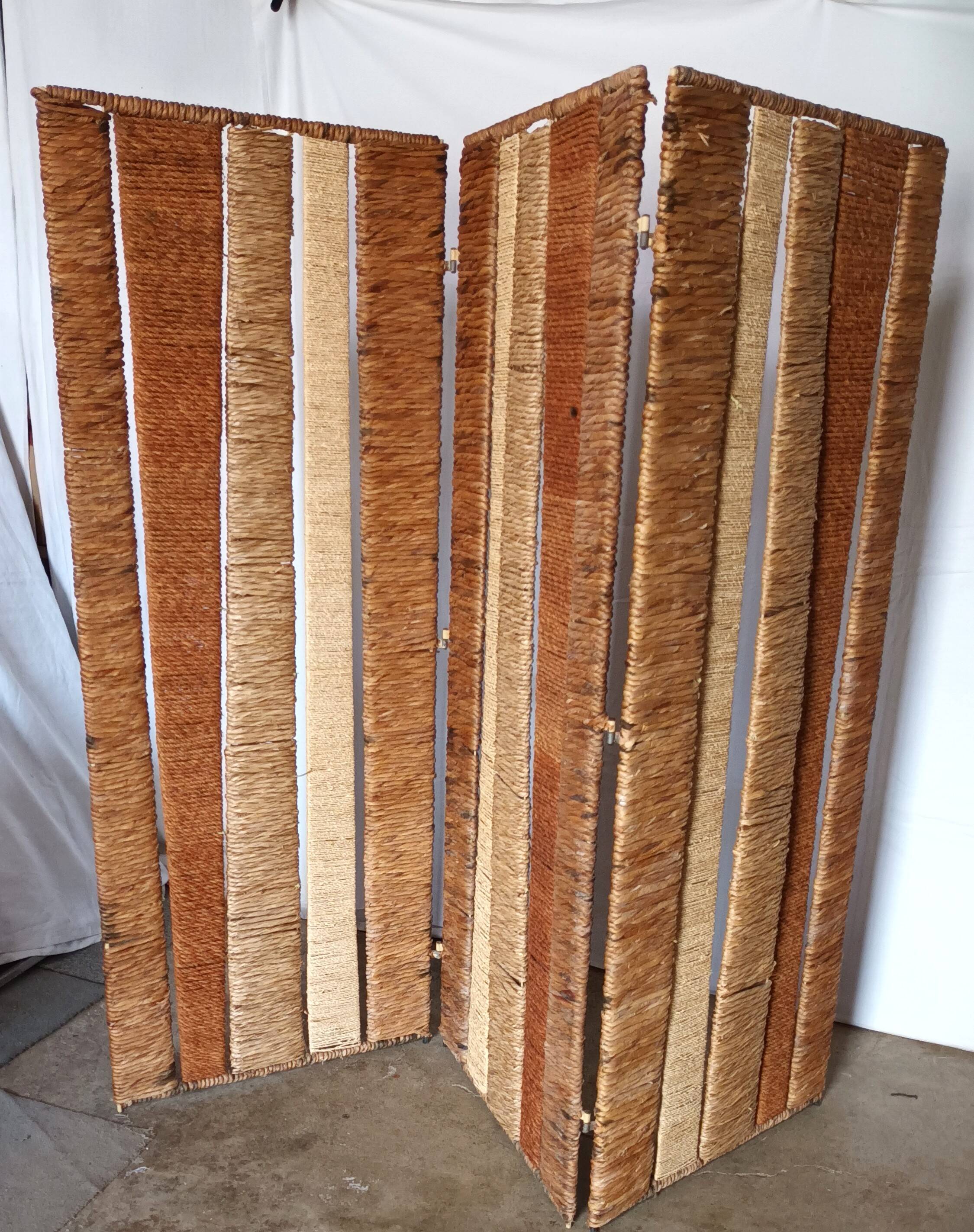 Three-panel screen in natural fibre