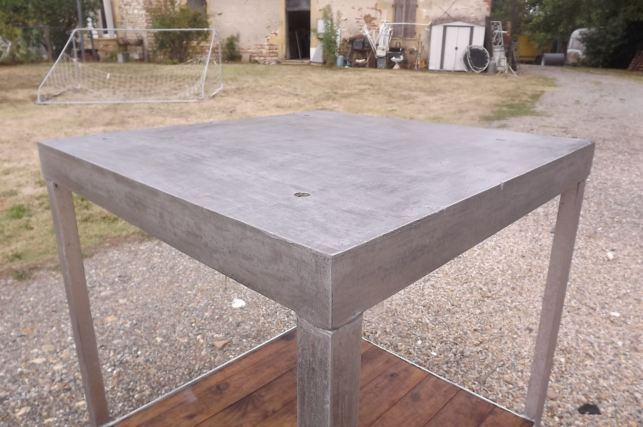 Table industrial iron and wood