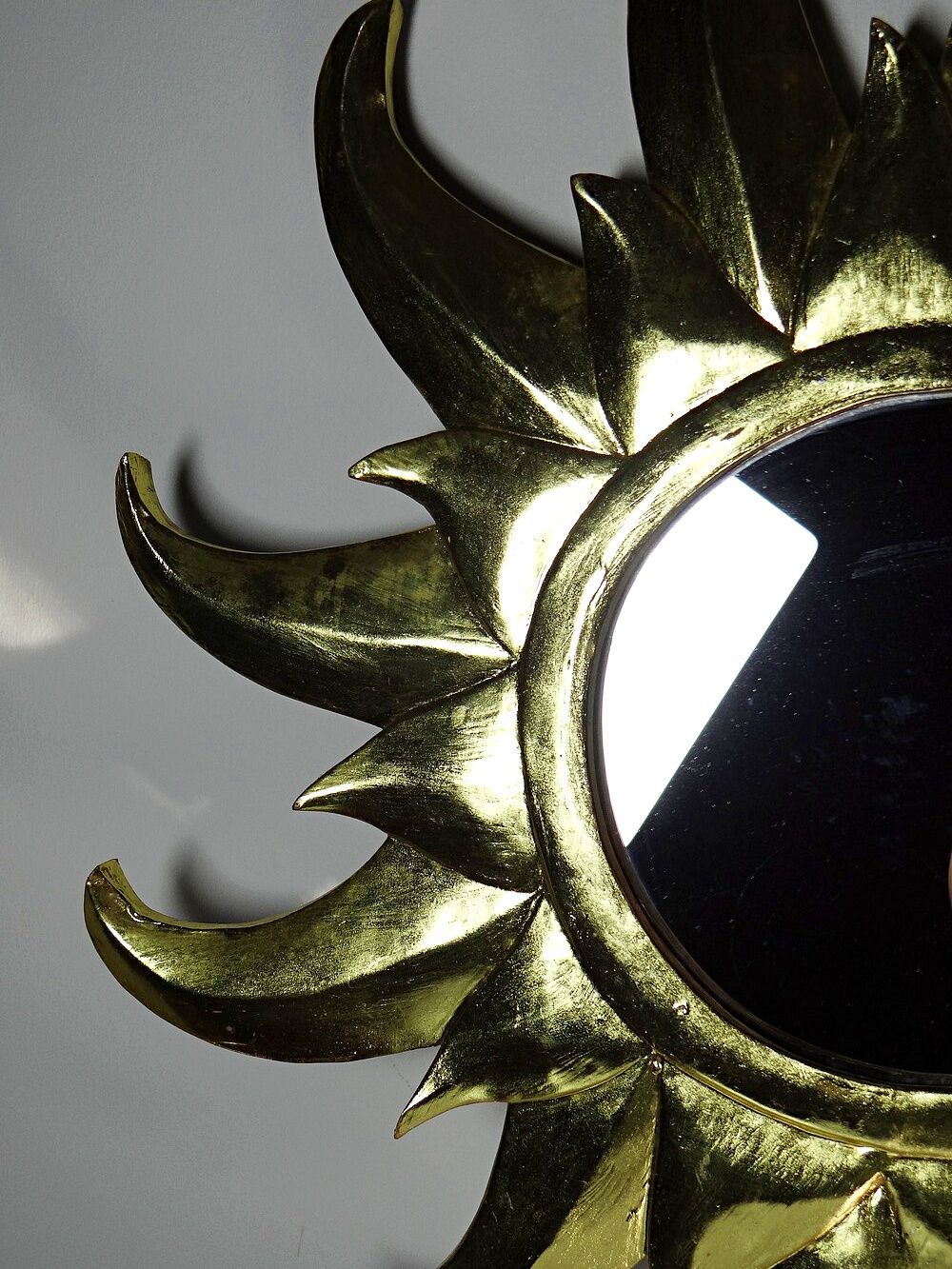 Large handcrafted sun mirror in wood and gilded stucco with gold leaf from the 1970s-80s.