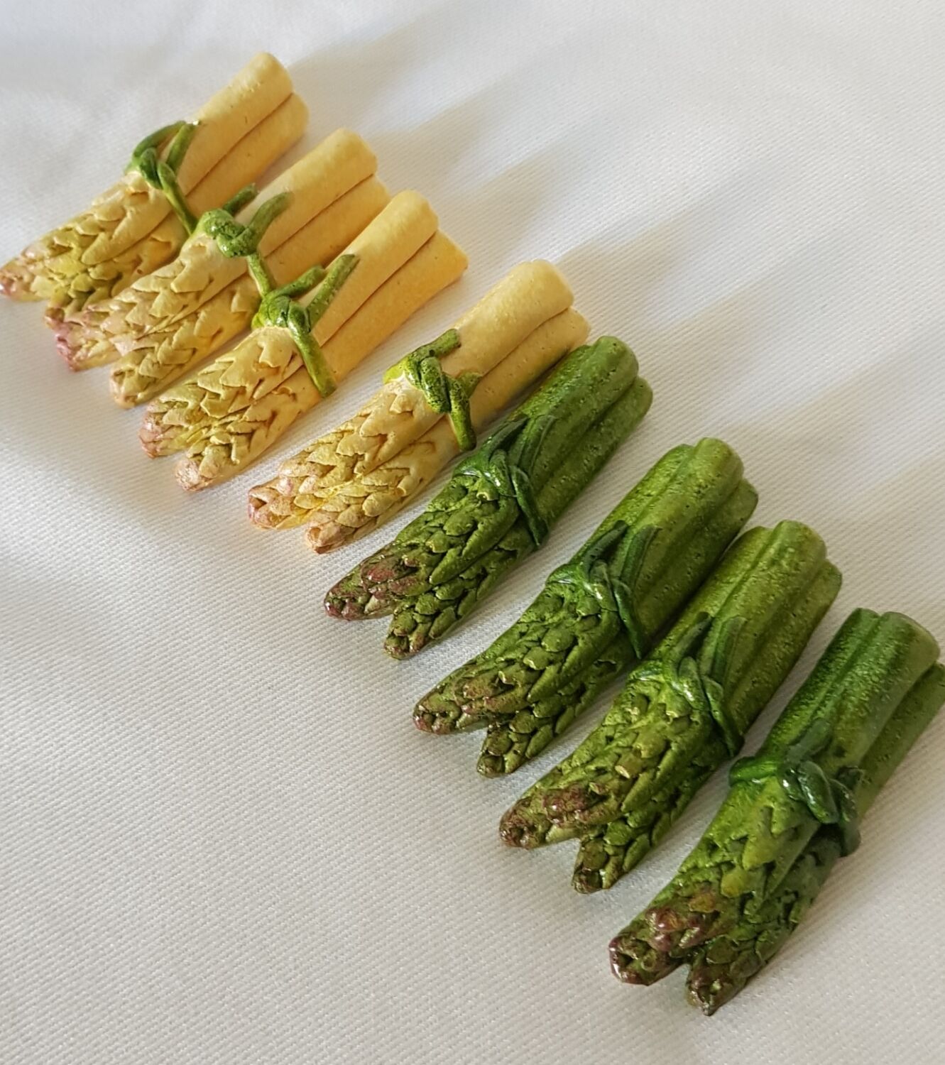 Set of 8 ceramic asparagus knife holders