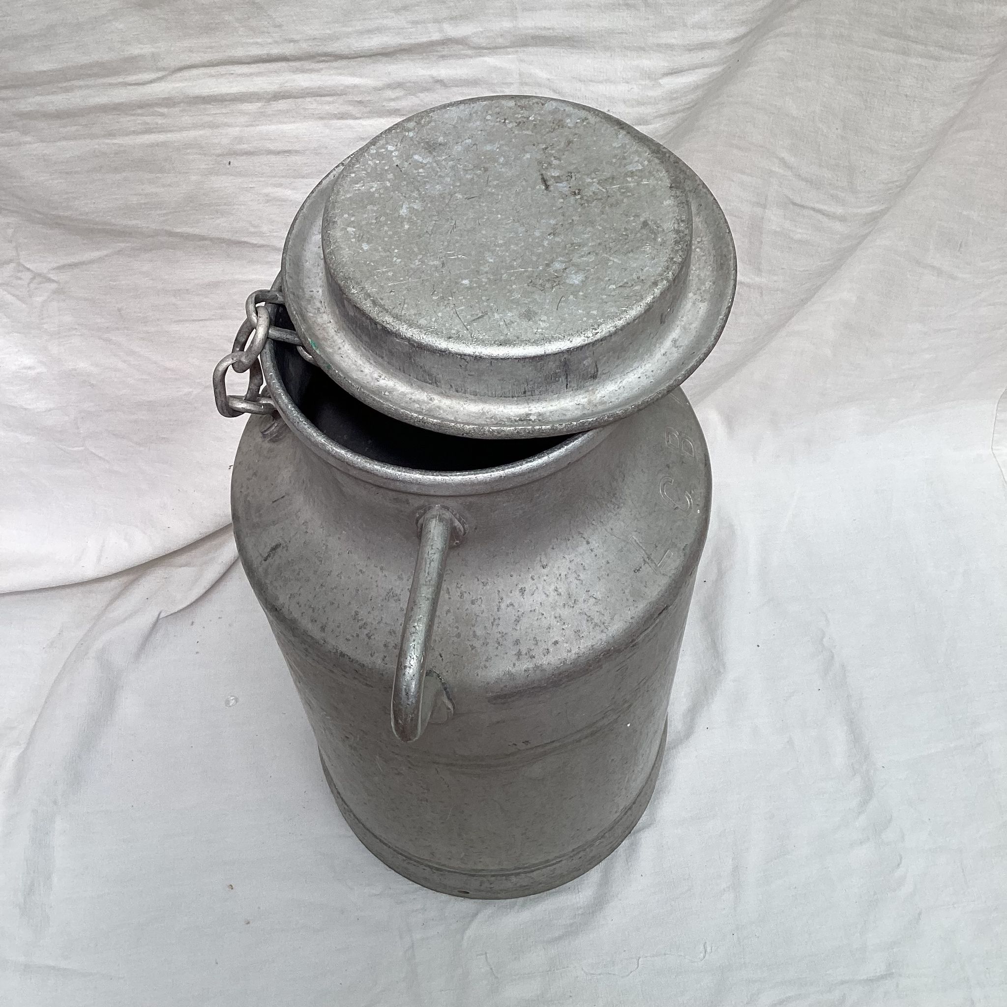 Farm milk can in aluminum stamped dimension: height -49cm- width -36cm-
